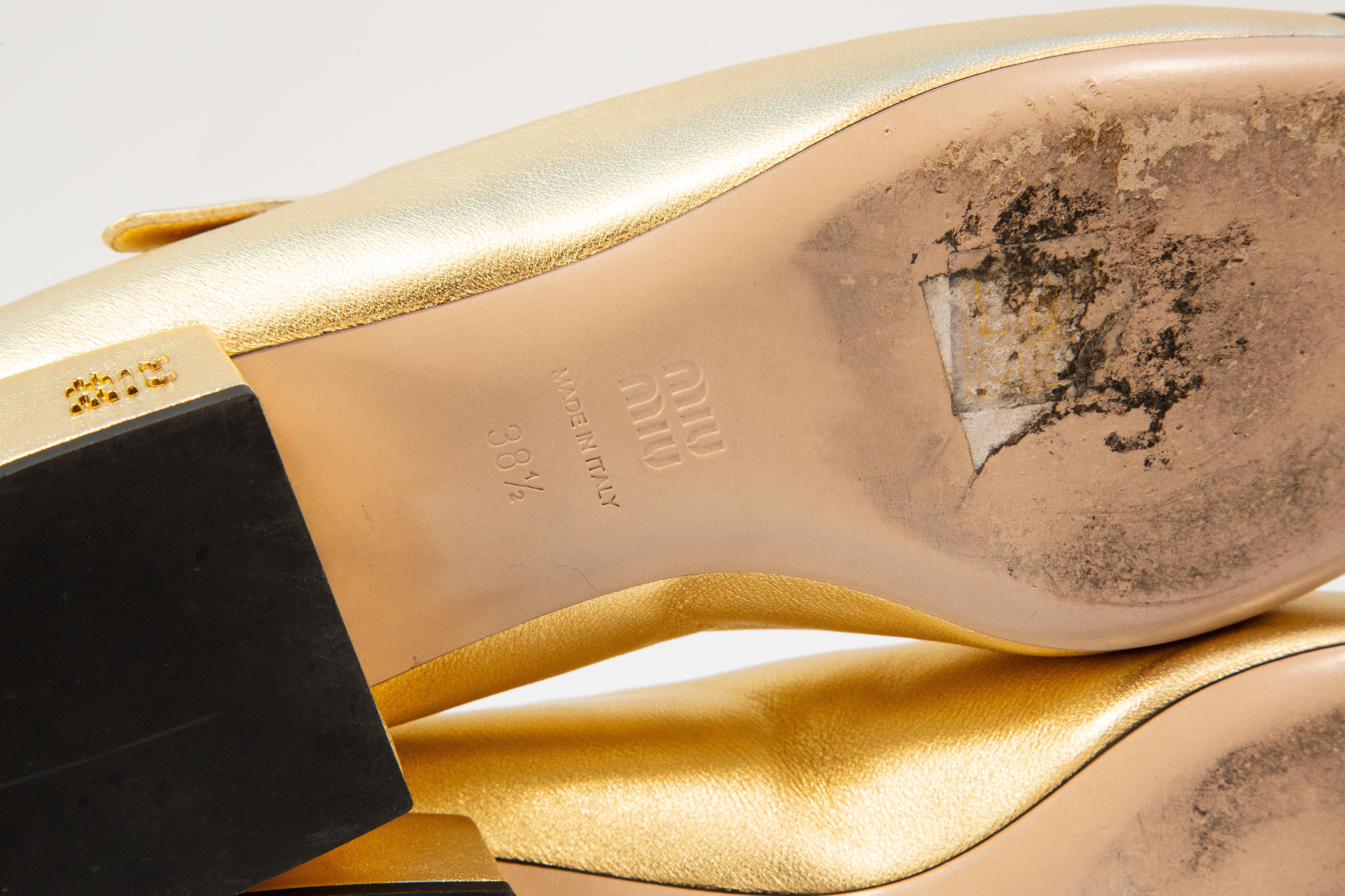 2020 Miu Miu Pumps in pelle nera e oro misura 38,5 in vendita 11