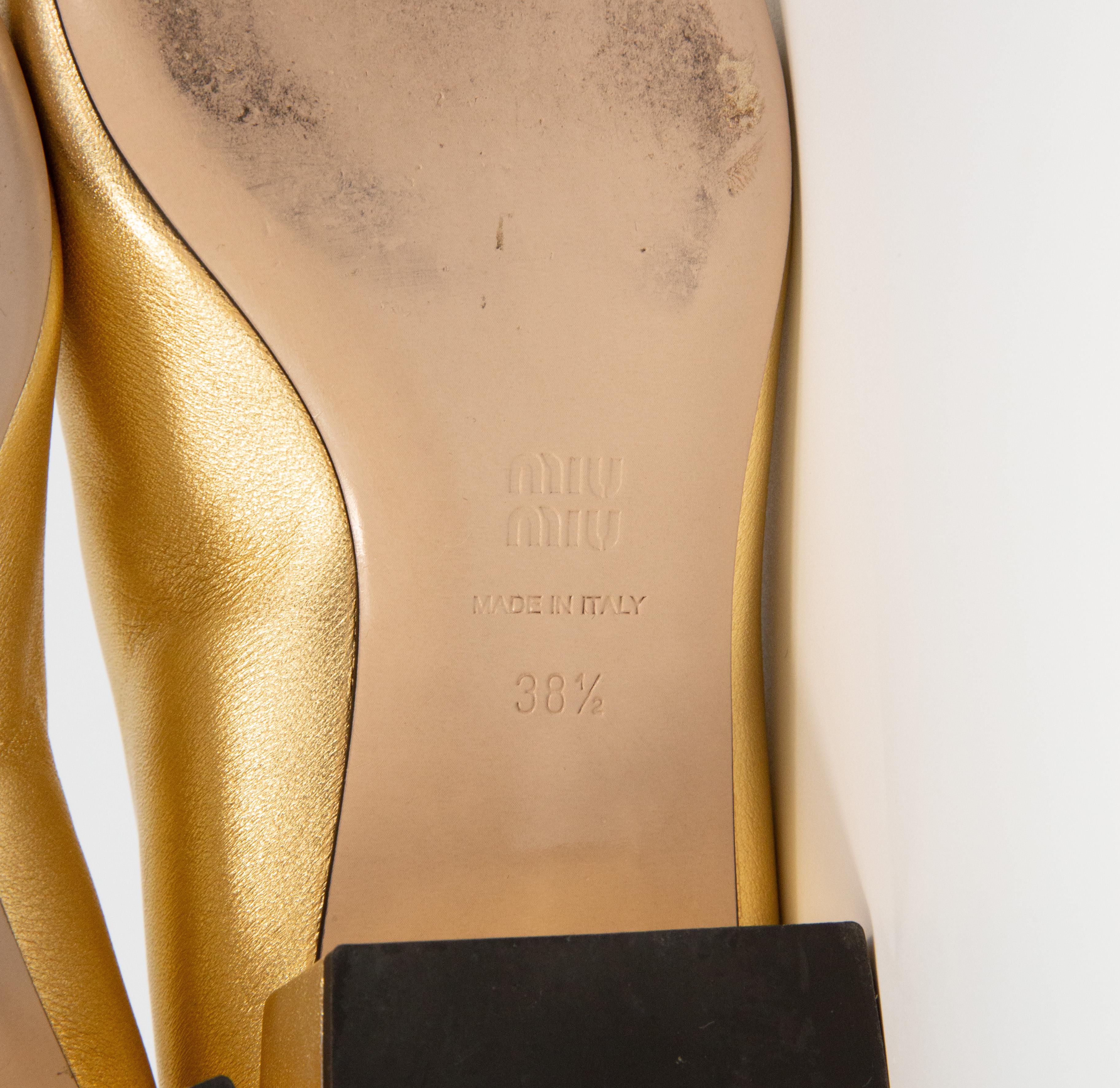 2020 Miu Miu Pumps in pelle nera e oro misura 38,5 in vendita 12