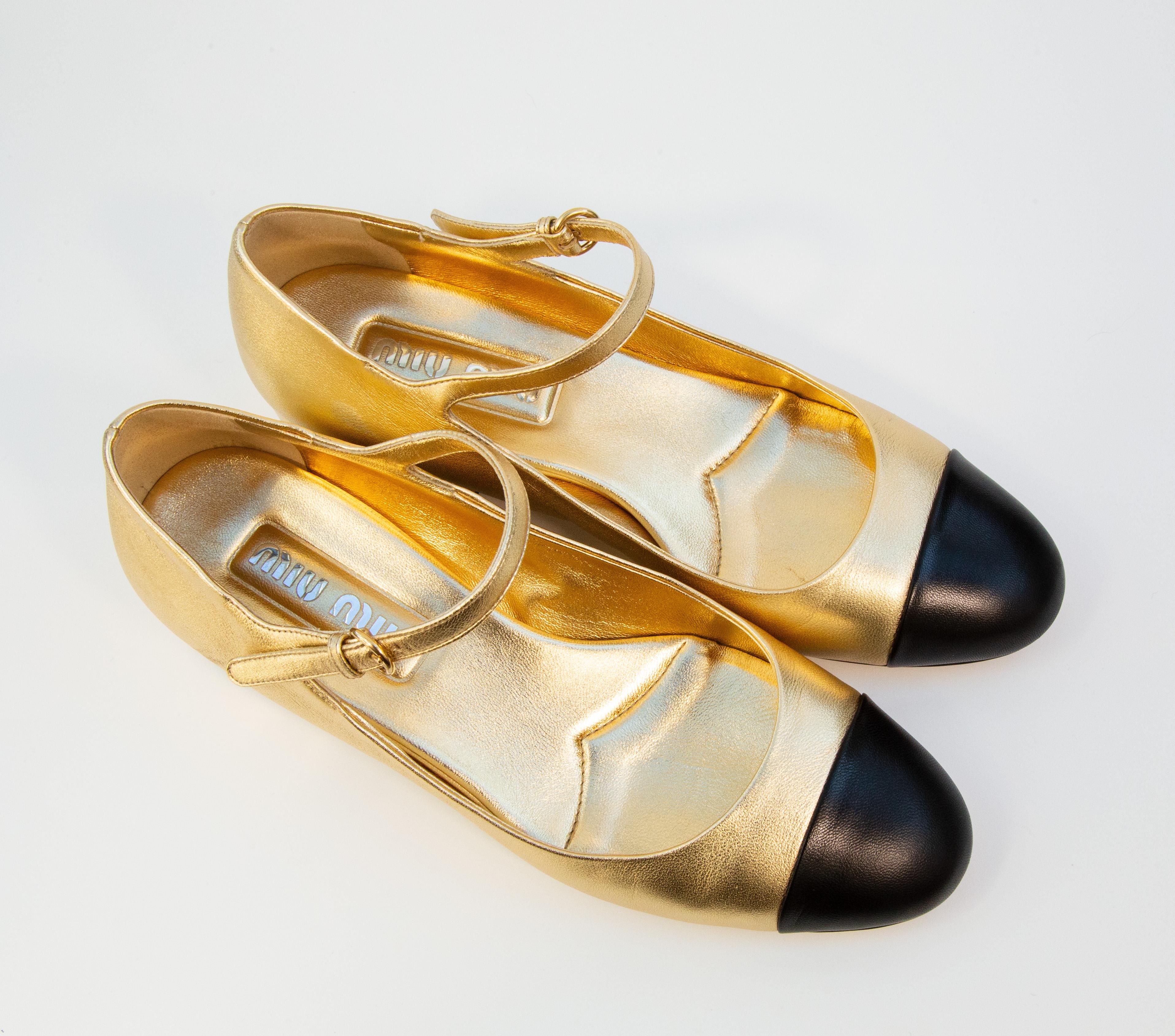 2020 Miu Miu Pumps in pelle nera e oro misura 38,5 in vendita 13