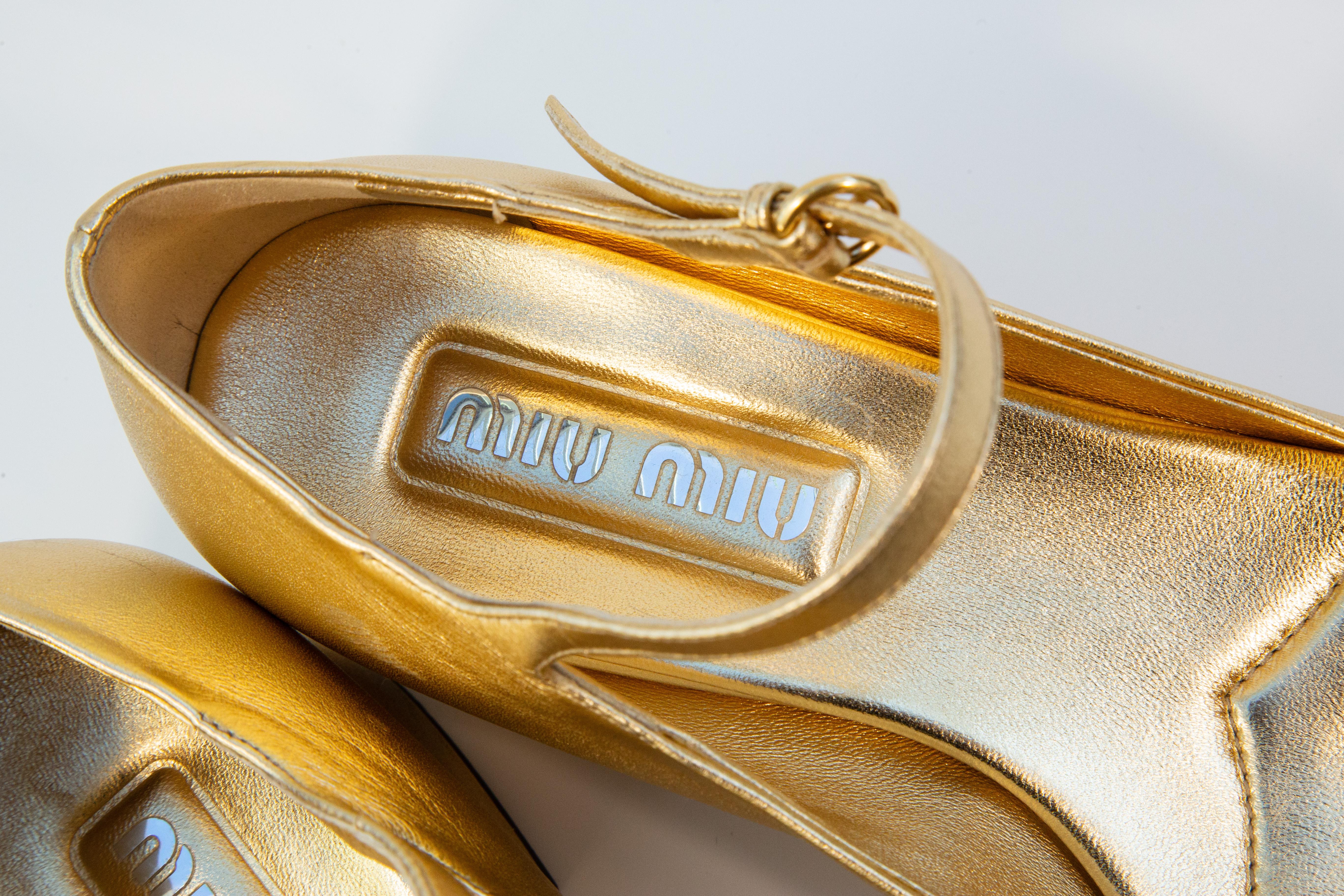 2020 Miu Miu Pumps in pelle nera e oro misura 38,5 in vendita 14