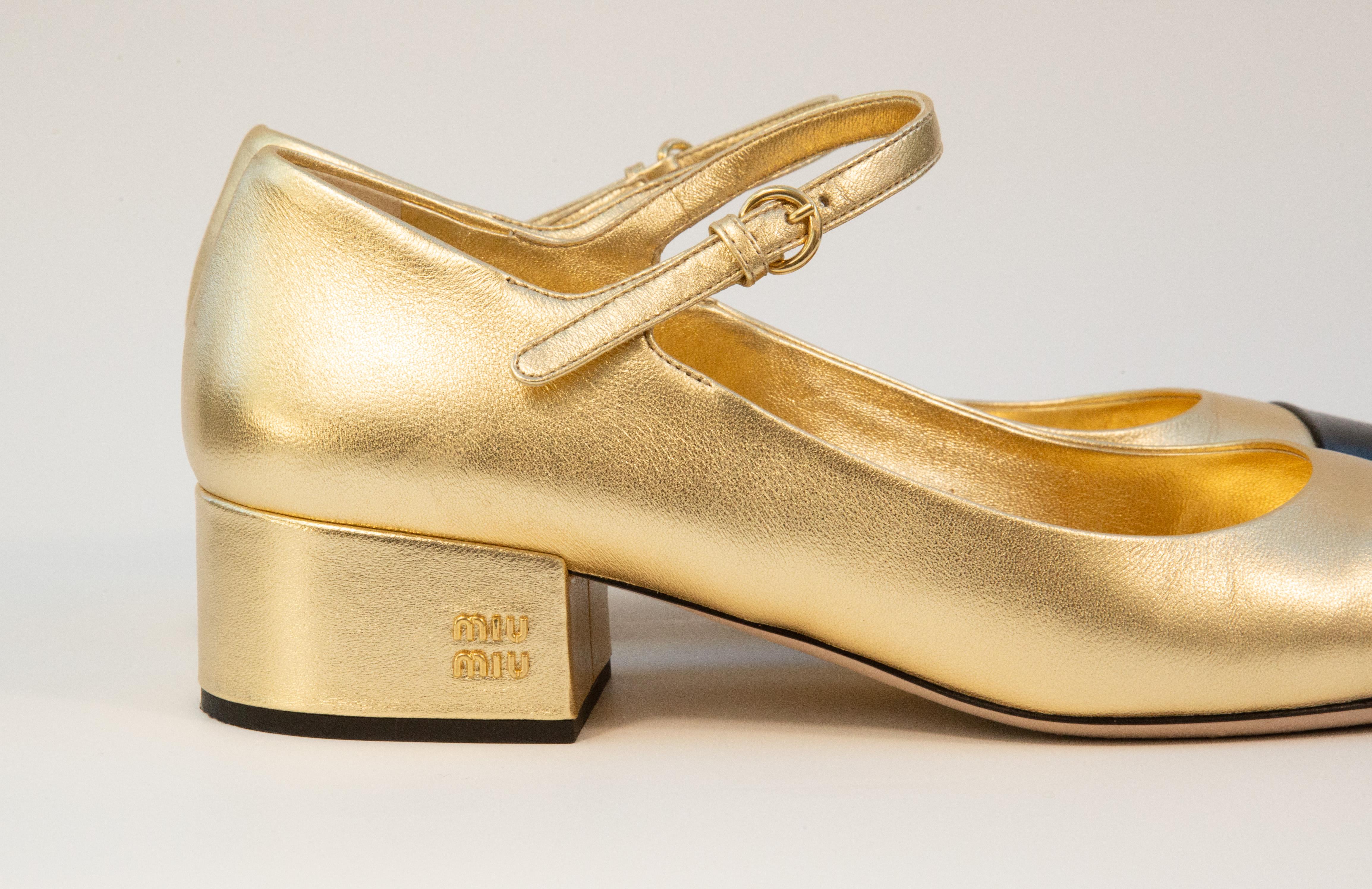 Beige 2020 Miu Miu Pumps in pelle nera e oro misura 38,5 in vendita