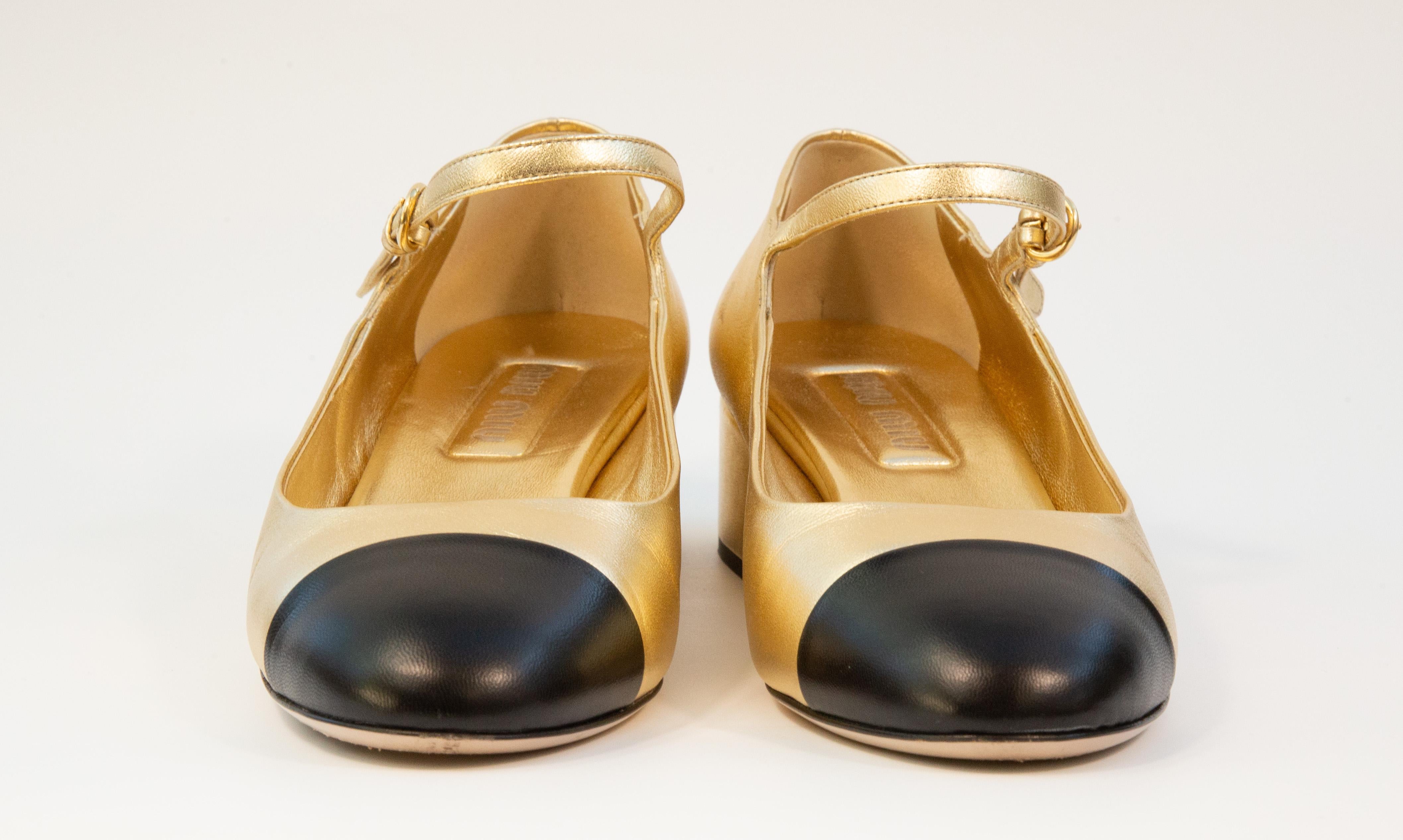 2020 Miu Miu Pumps in pelle nera e oro misura 38,5 In condizioni buone in vendita a Arnhem, NL