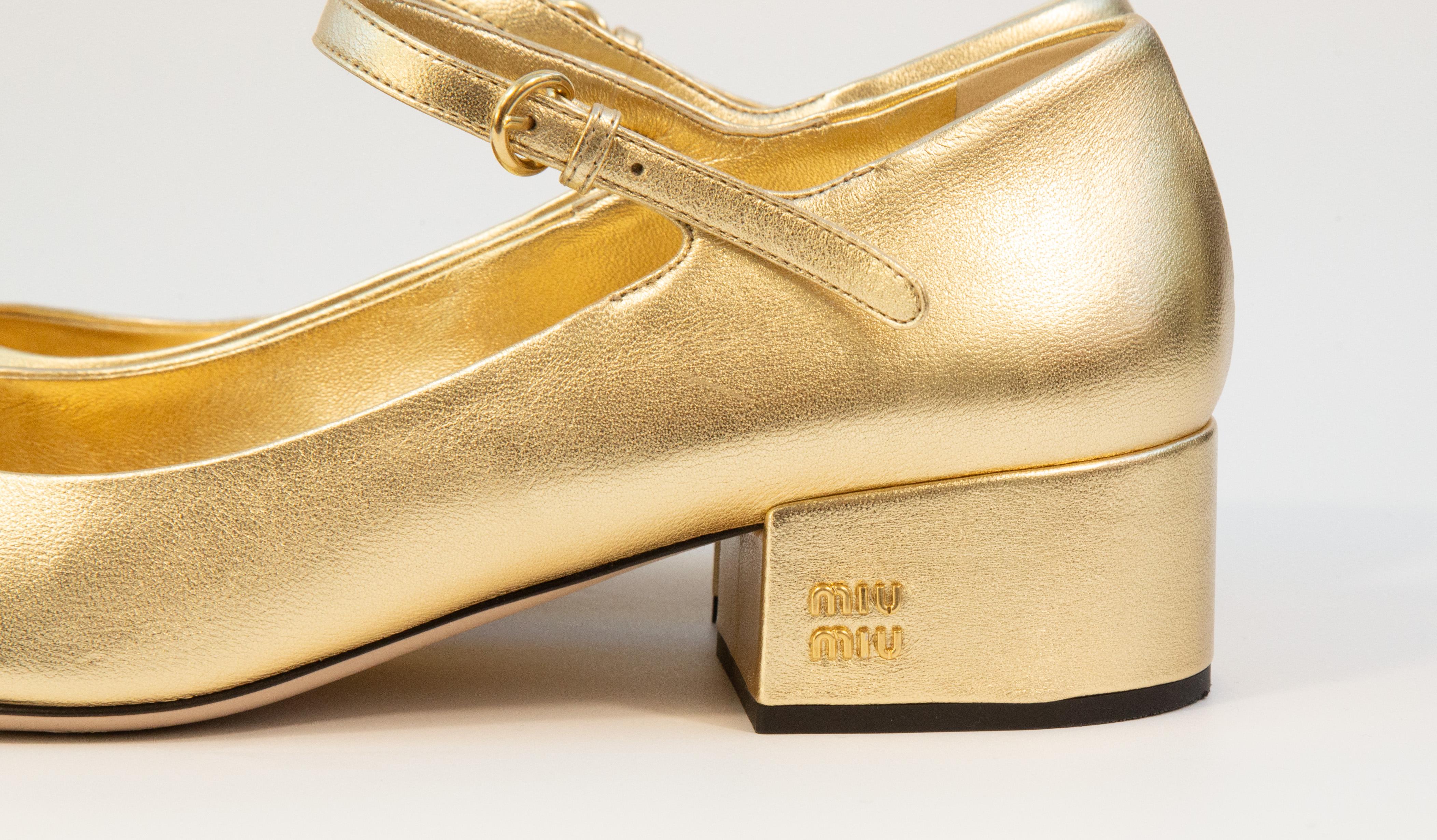 2020 Miu Miu Pumps in pelle nera e oro misura 38,5 in vendita 1