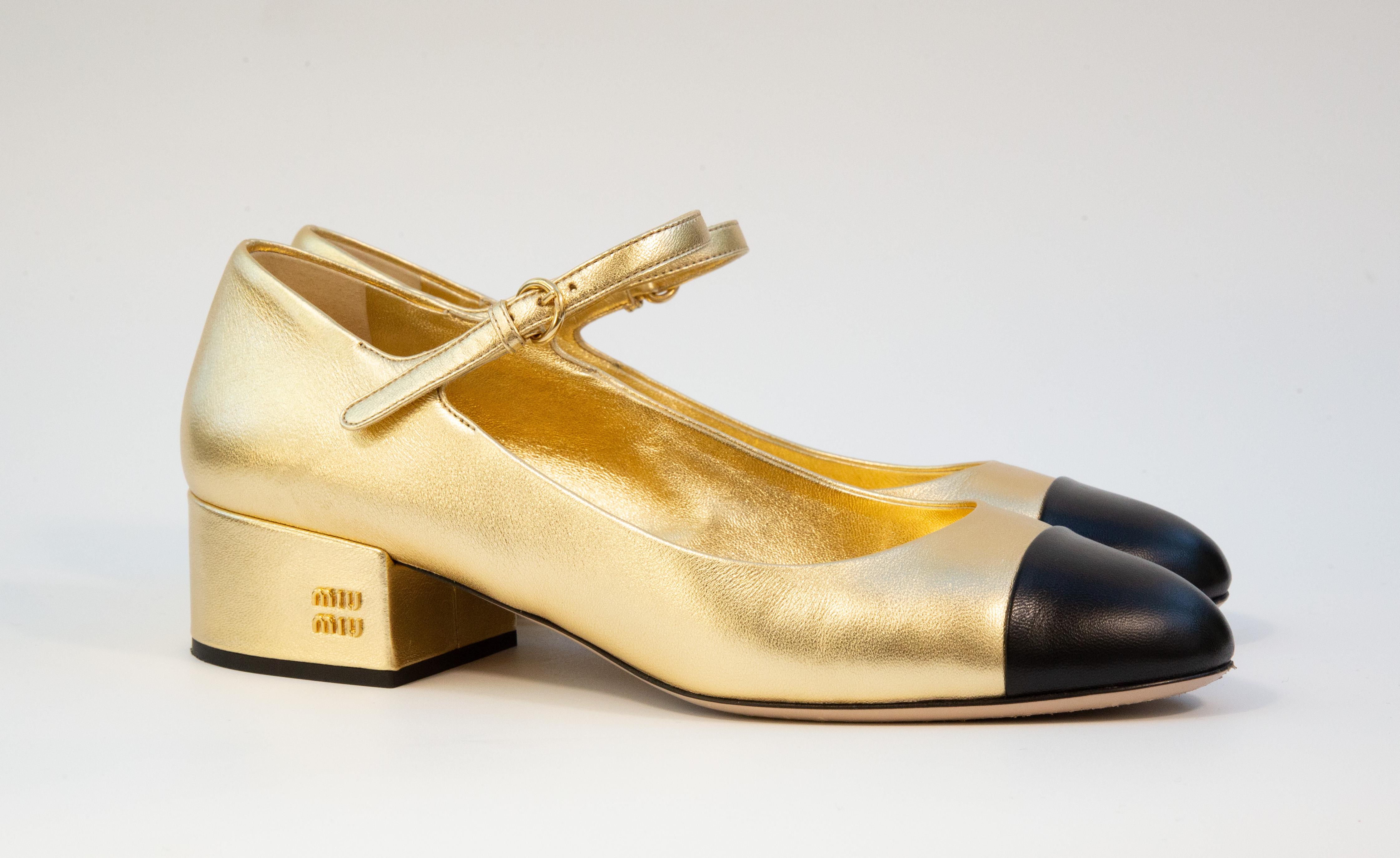 2020 Miu Miu Pumps in pelle nera e oro misura 38,5 in vendita 3