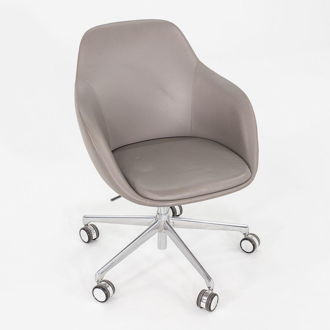 2020er Noe Duchaufour-Lawrance für Bernhardt Design Chantal Schreibtischstuhl in Leder im Zustand „Gut“ im Angebot in Philadelphia, PA