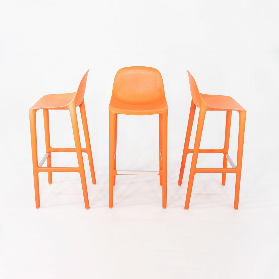 Se trata de un taburete de bar tipo escoba, diseñado originalmente por Philippe Starck para Emeco en 2012. Estos ejemplares en concreto se fabricaron en Estados Unidos en la década de 2020. Los taburetes están acabados en naranja y moldeados con una