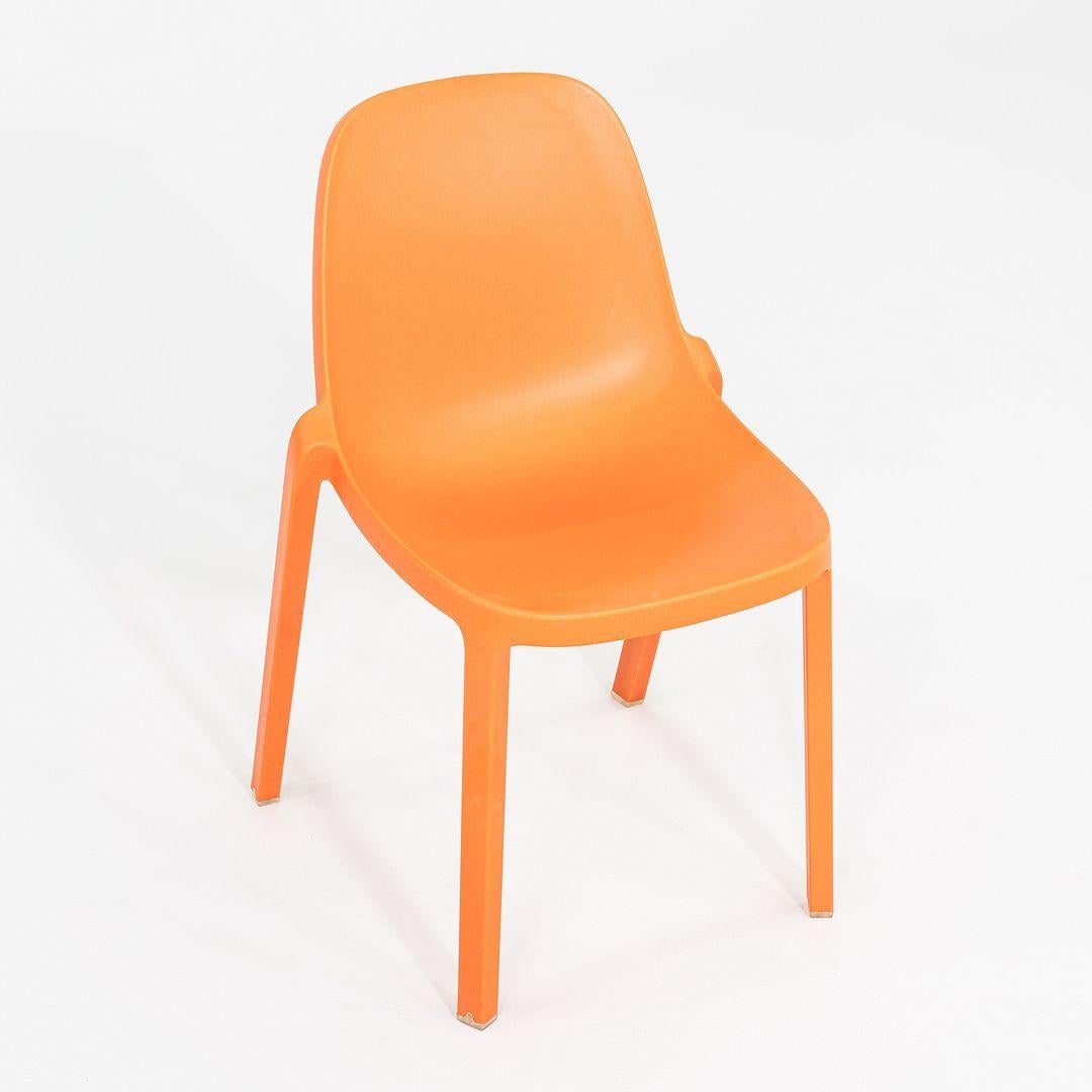 Il s'agit d'un ensemble de six chaises empilables Broom, conçues à l'origine par Philippe Starck pour Emeco en 2012. Ces exemples ont été produits dans les années 2020. Les chaises sont finies en orange et moulées à partir d'un mélange de