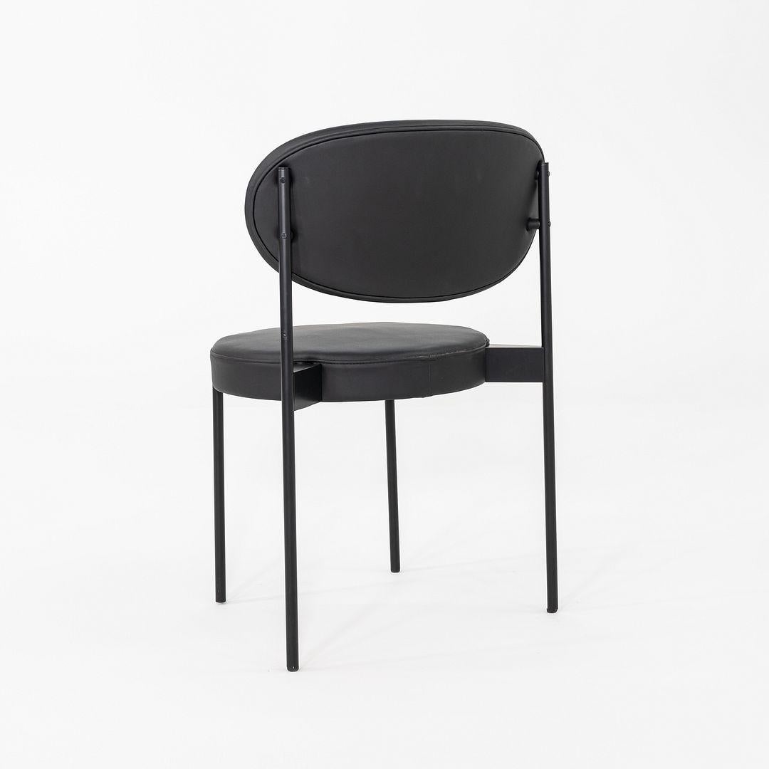 Si tratta di un set di 10 sedie da pranzo della Serie 430, disegnate originariamente da Verner Panton per Verpan nel 1967. Questi particolari esemplari sono stati prodotti in Danimarca negli anni 2020. Il design è caratterizzato da una struttura in
