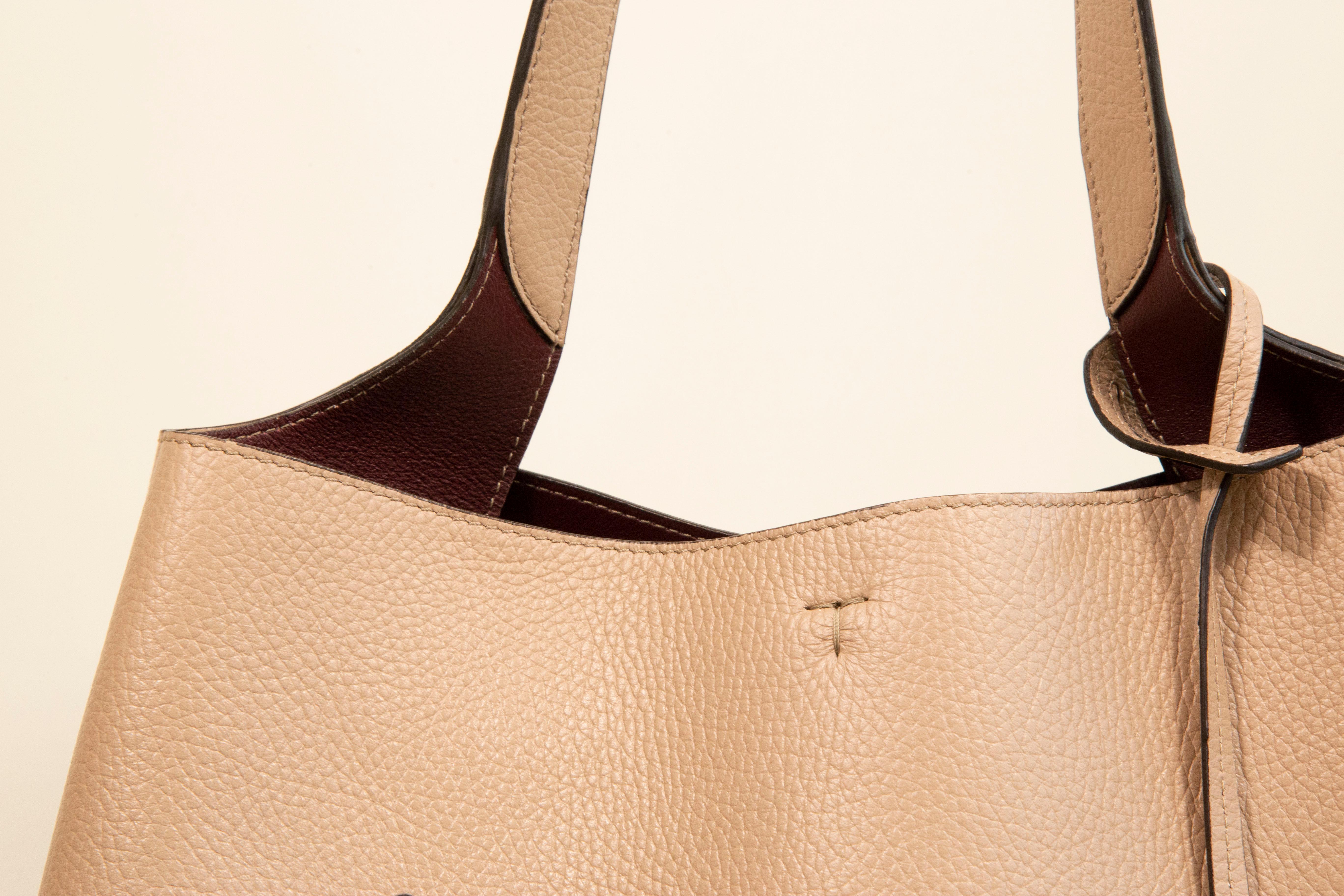 2020s Tod's Medium Shoulder Bag in Nude /Beige Leather For Sale 8