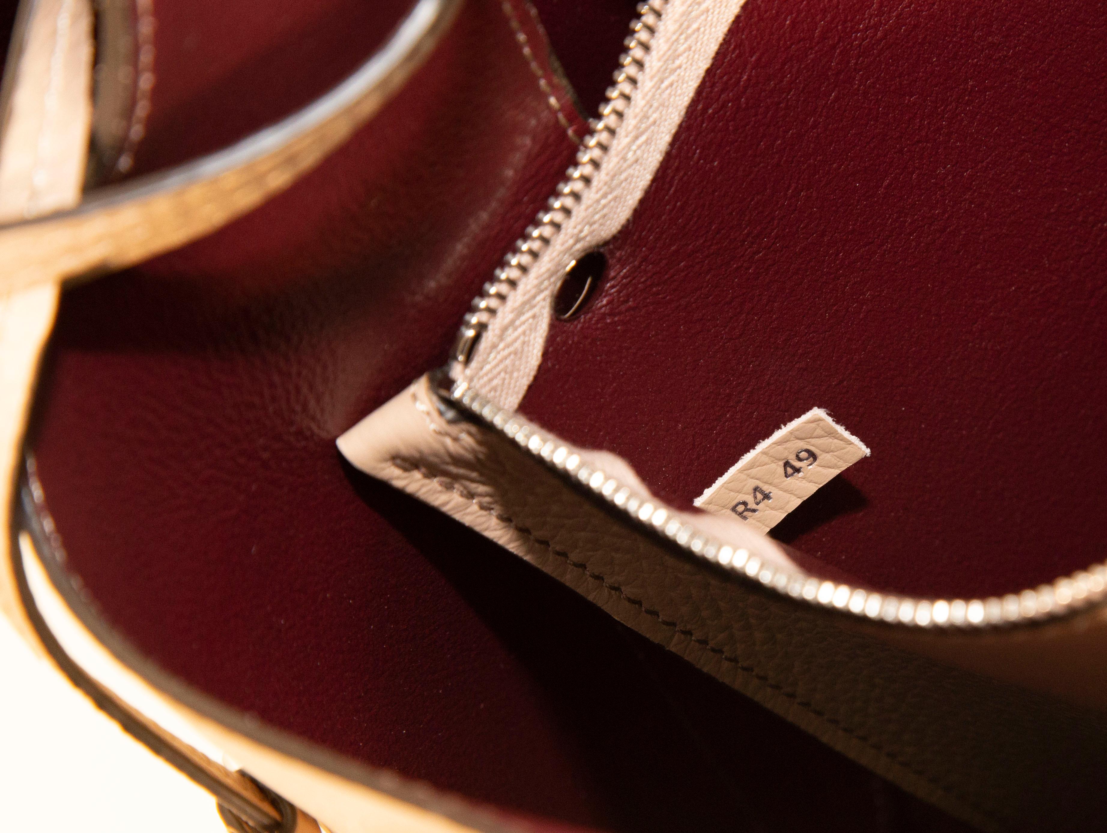 2020s Tod's Medium Shoulder Bag in Nude /Beige Leather For Sale 10