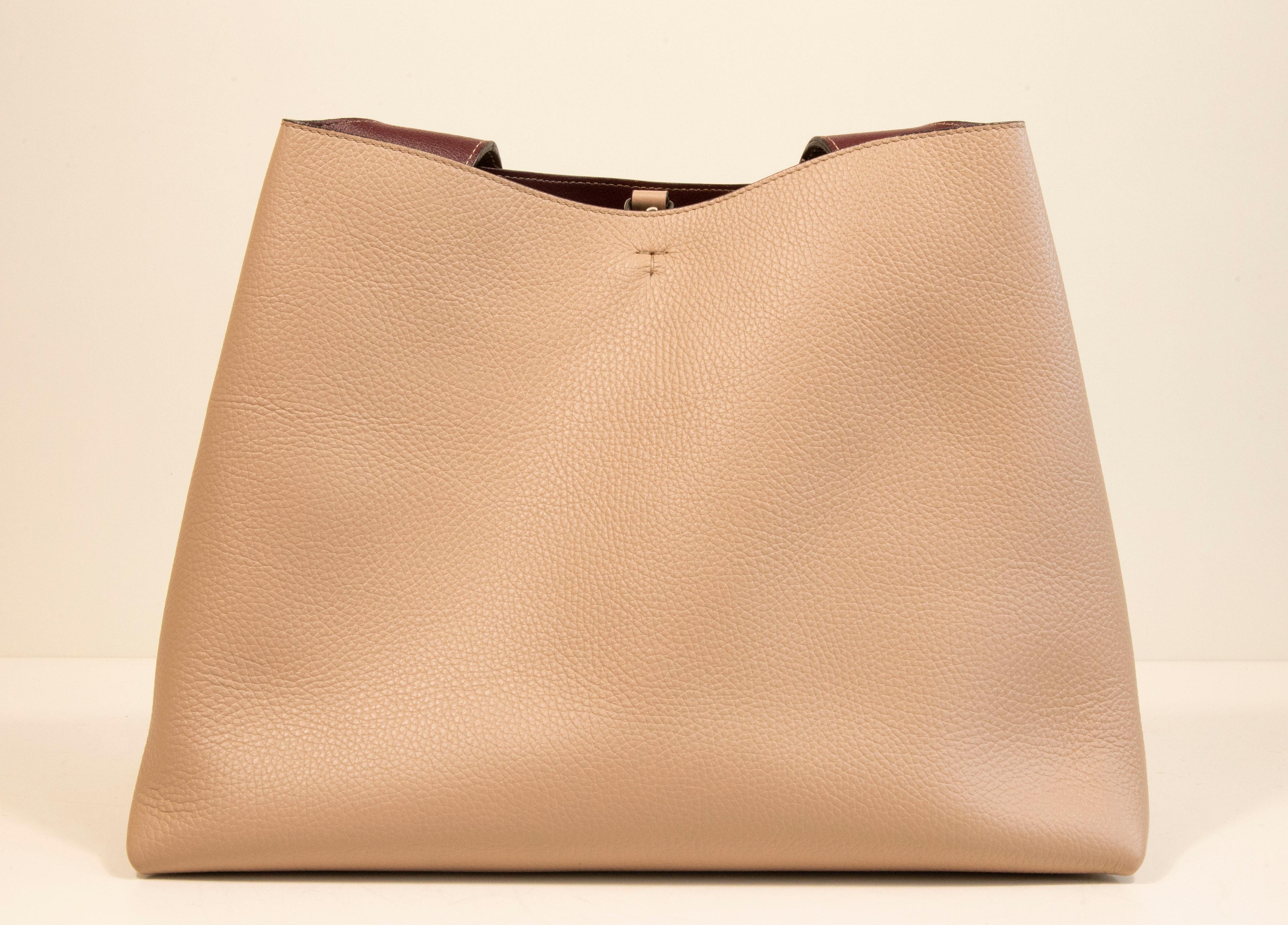 2020s Tod's Medium Shoulder Bag in Nude /Beige Leather In Excellent Condition For Sale In Arnhem, NL