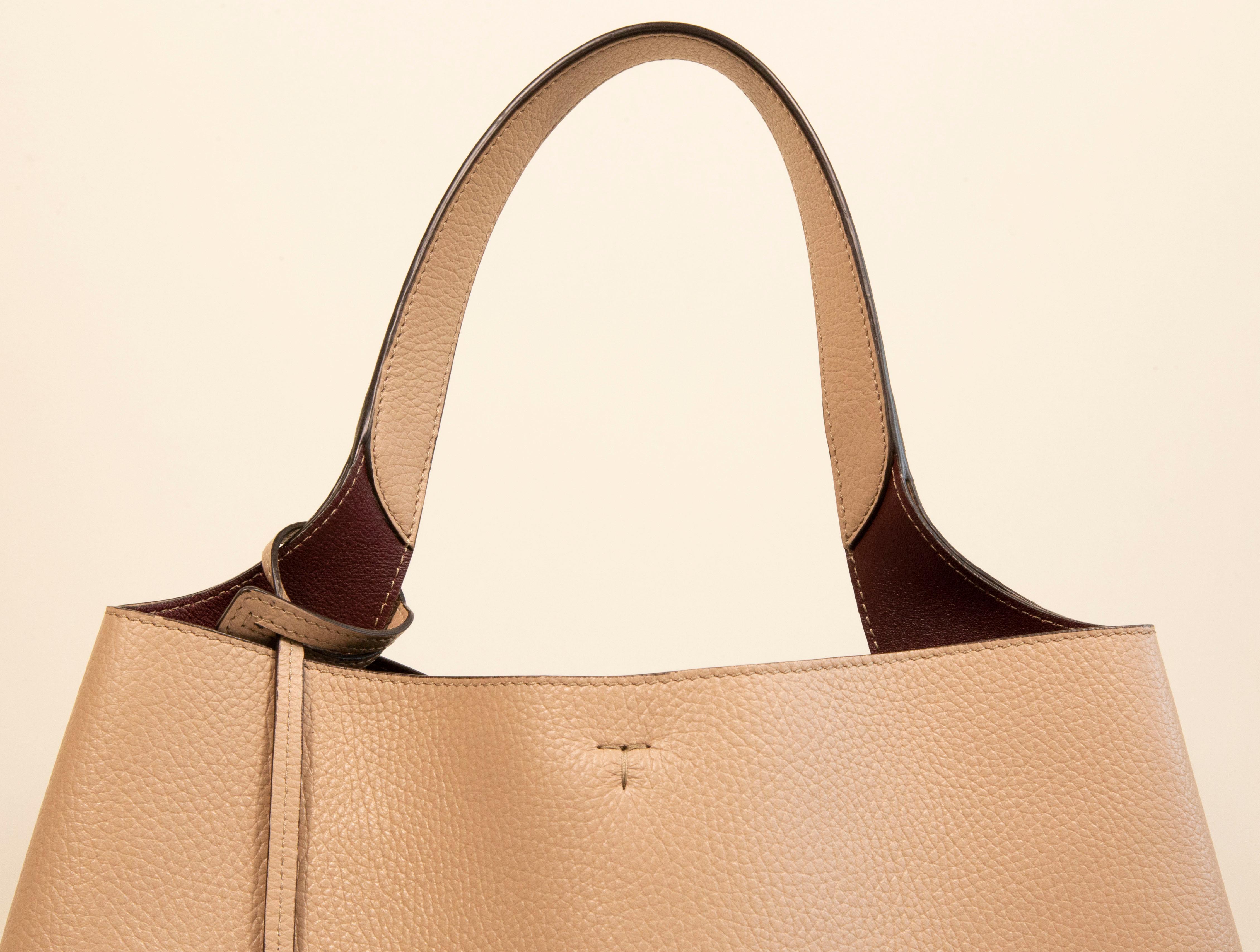 Women's 2020s Tod's Medium Shoulder Bag in Nude /Beige Leather For Sale