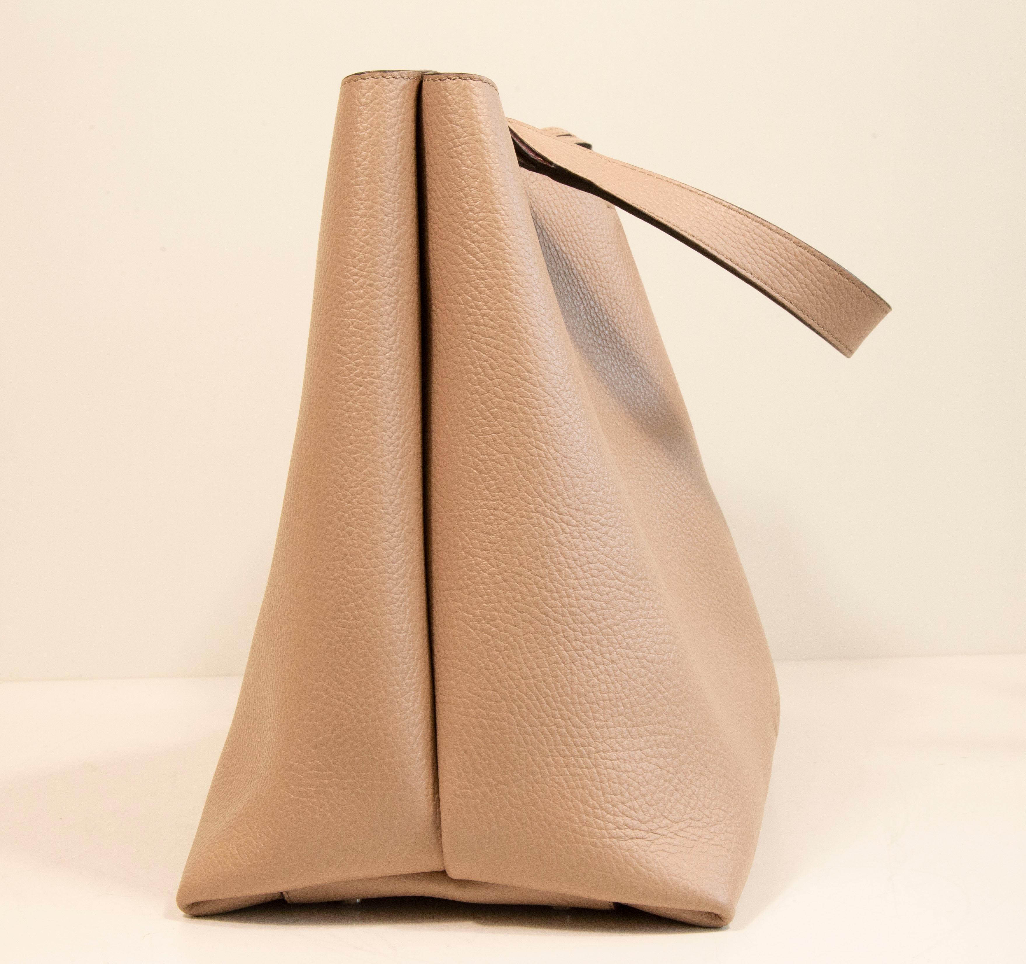 2020s Tod's Medium Shoulder Bag in Nude /Beige Leather For Sale 1