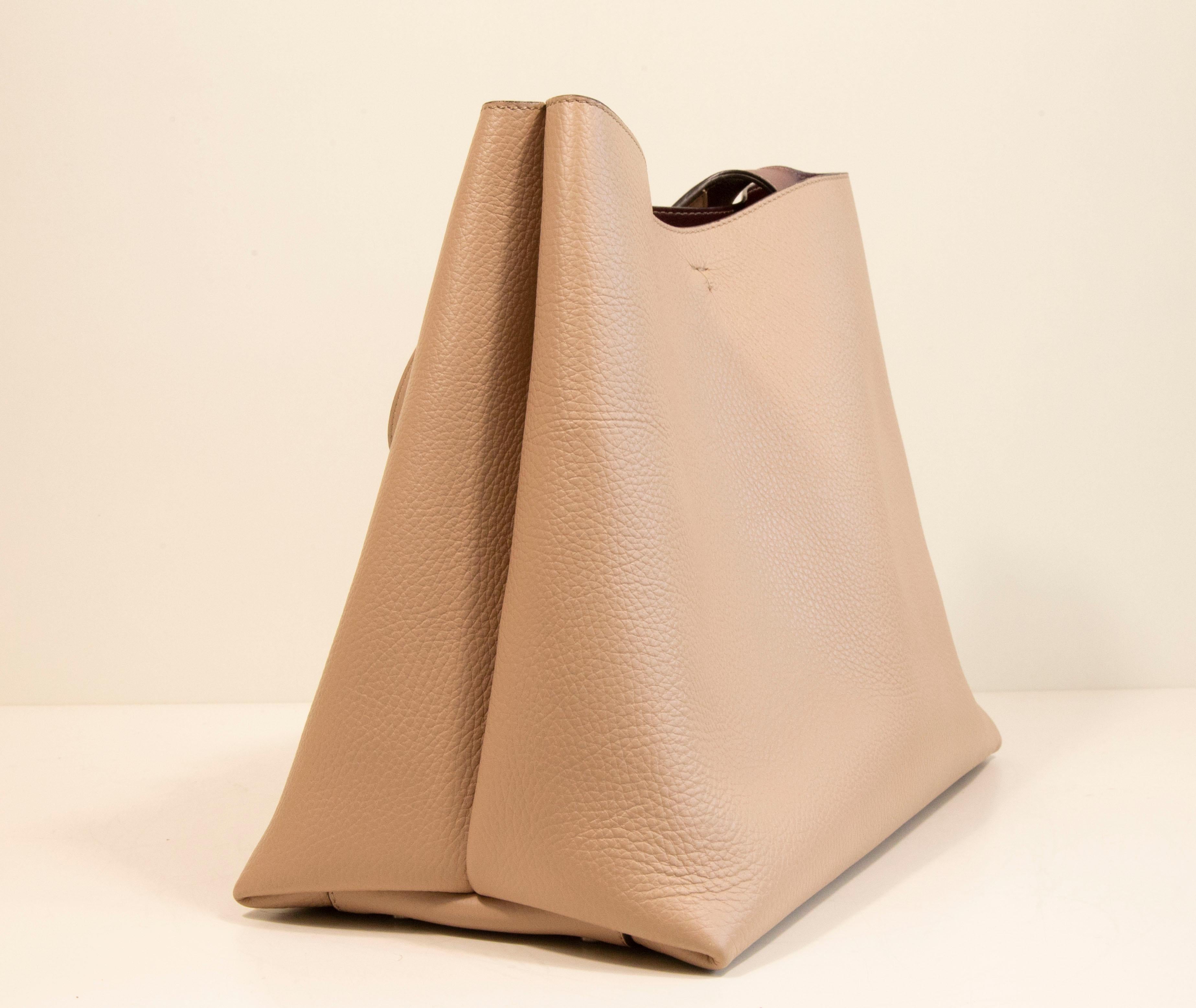 2020s Tod's Medium Shoulder Bag in Nude /Beige Leather For Sale 2