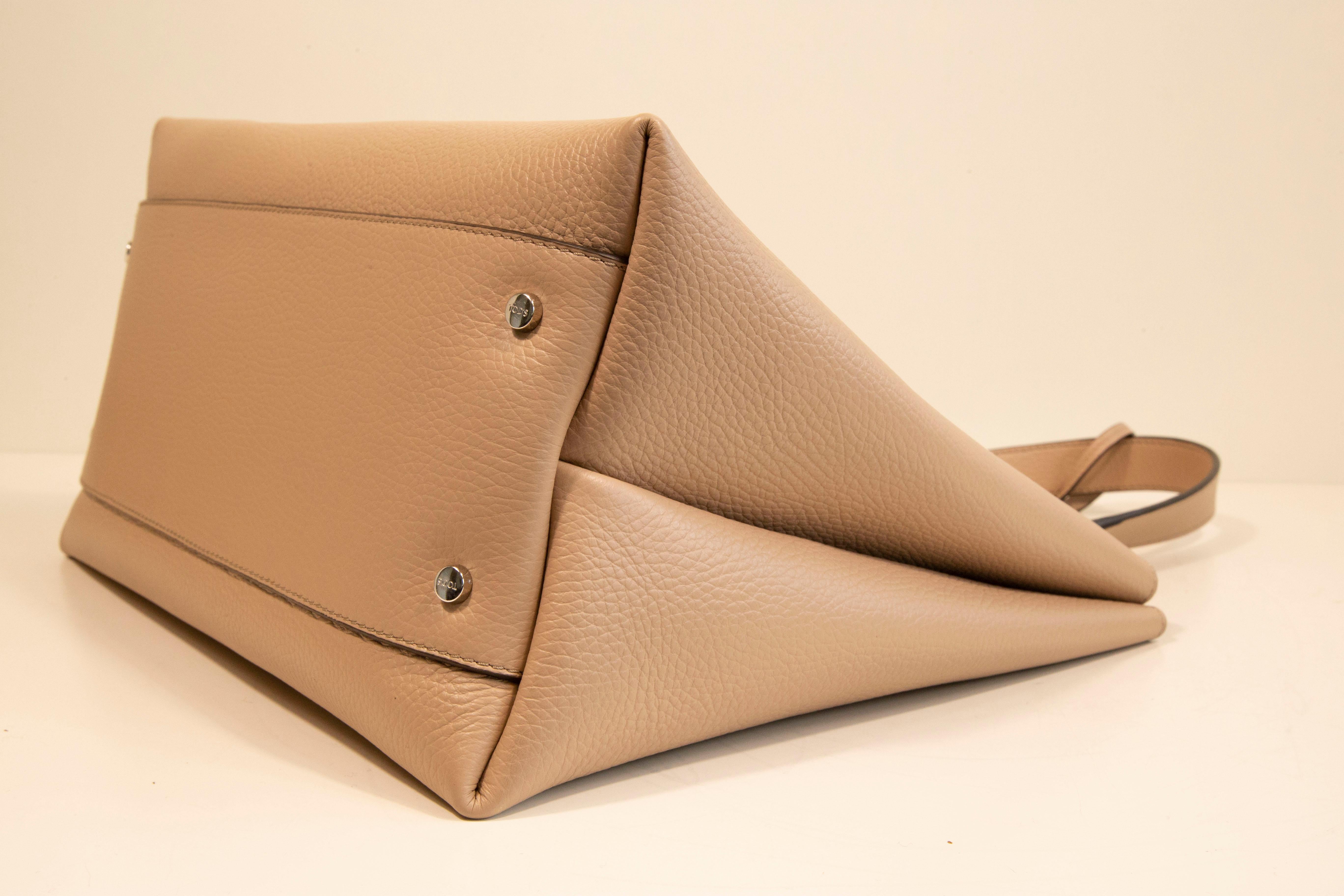 2020s Tod's Medium Shoulder Bag in Nude /Beige Leather For Sale 4