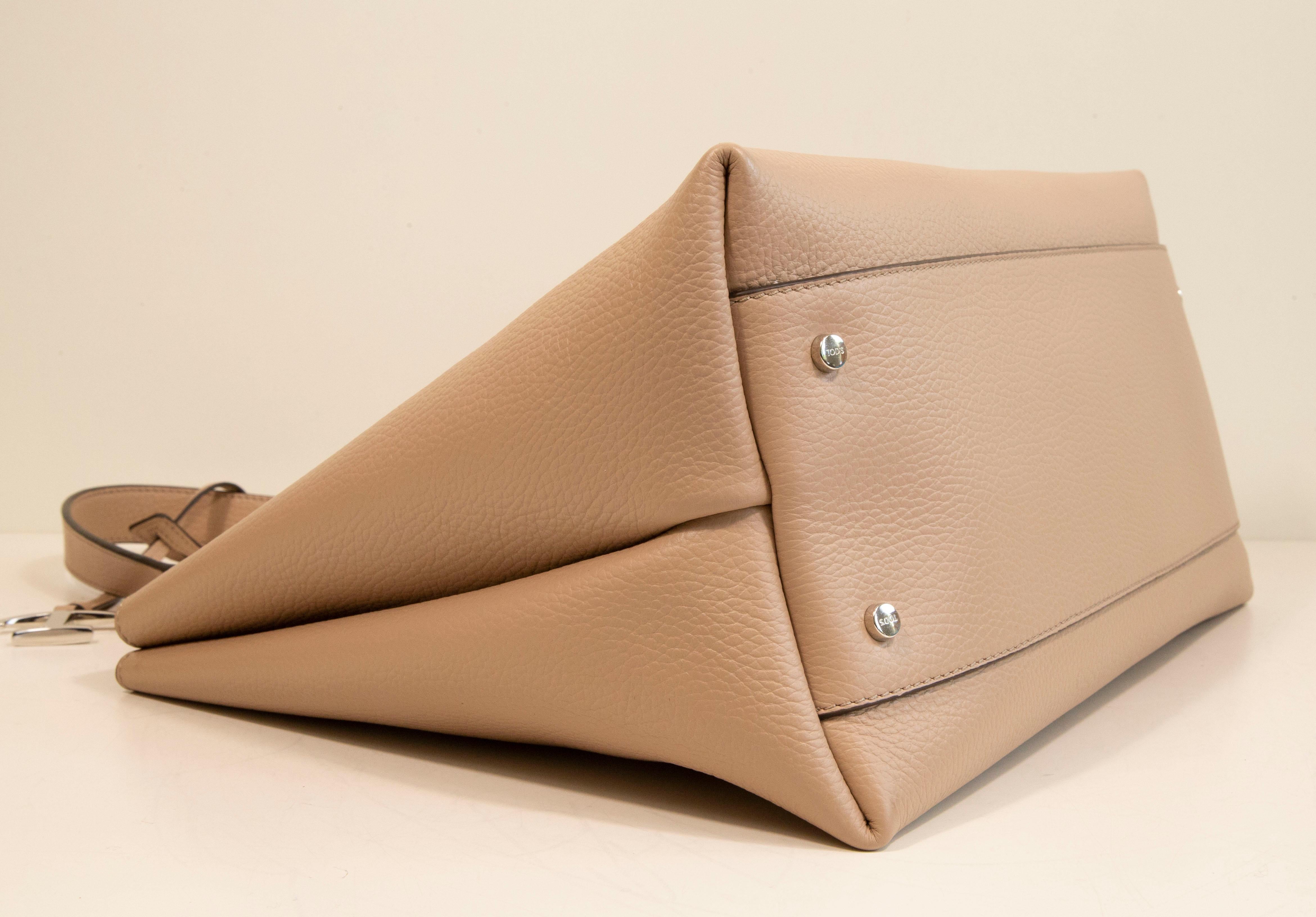 2020s Tod's Medium Shoulder Bag in Nude /Beige Leather For Sale 5