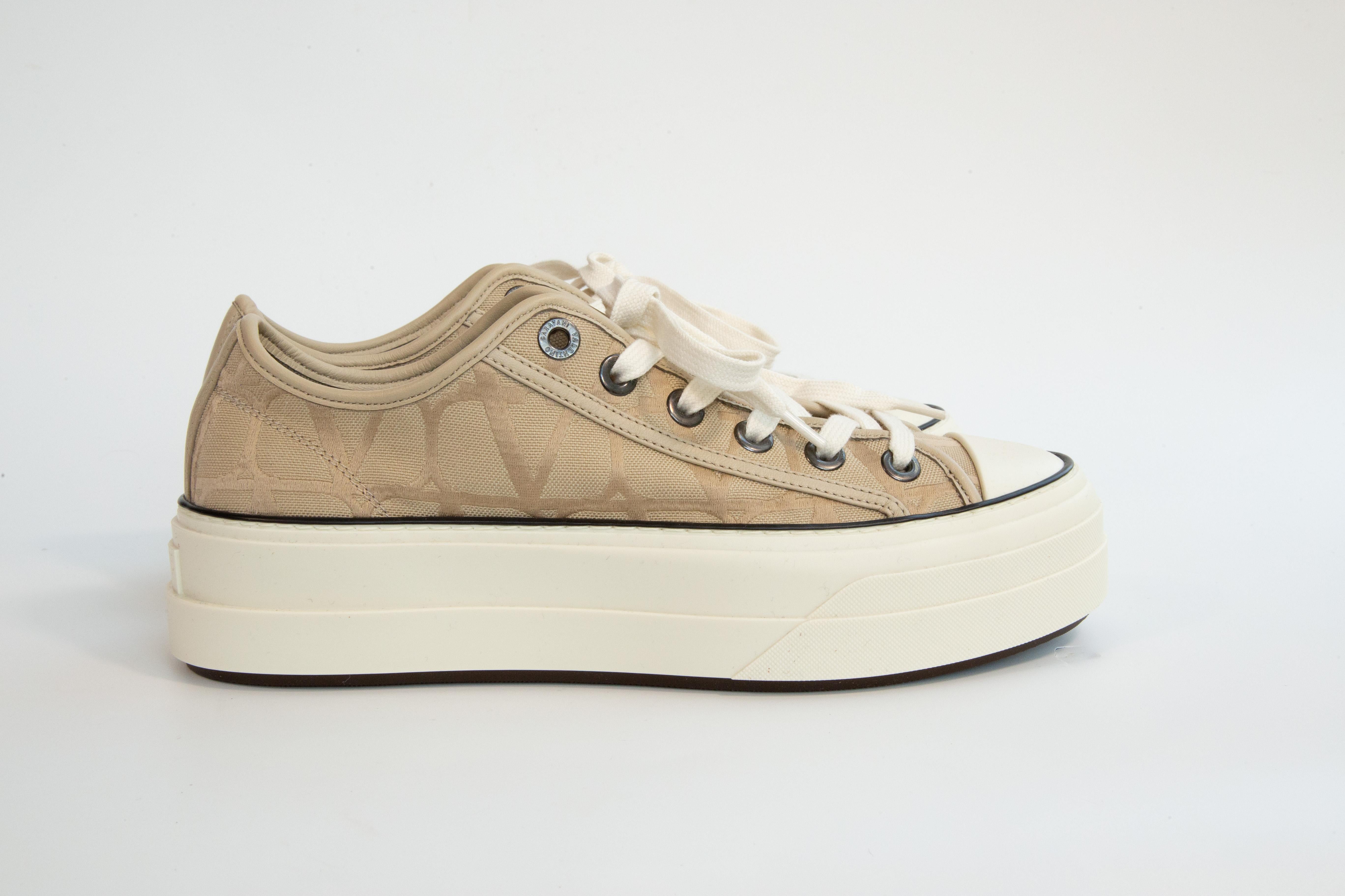 Valentino Garavani platform sneakers made of beige canvas with the Valentno logo. The size is EU 38. Never worn in perfect condition. Including the box. 