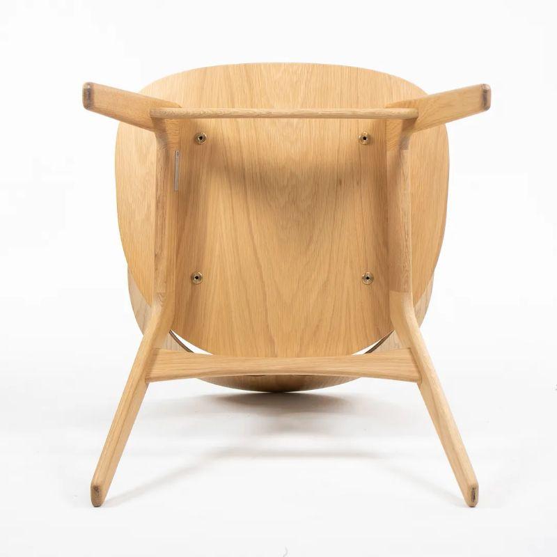 Il s'agit d'une chaise de salon BM0949P Contour avec un cadre en chêne massif huilé et un siège en cuir noir Loke 7150. La chaise a été conçue par Borge Mogensen et produite par Carl Hansen & Son au Danemark. Il a été fabriqué vers 2021 et son