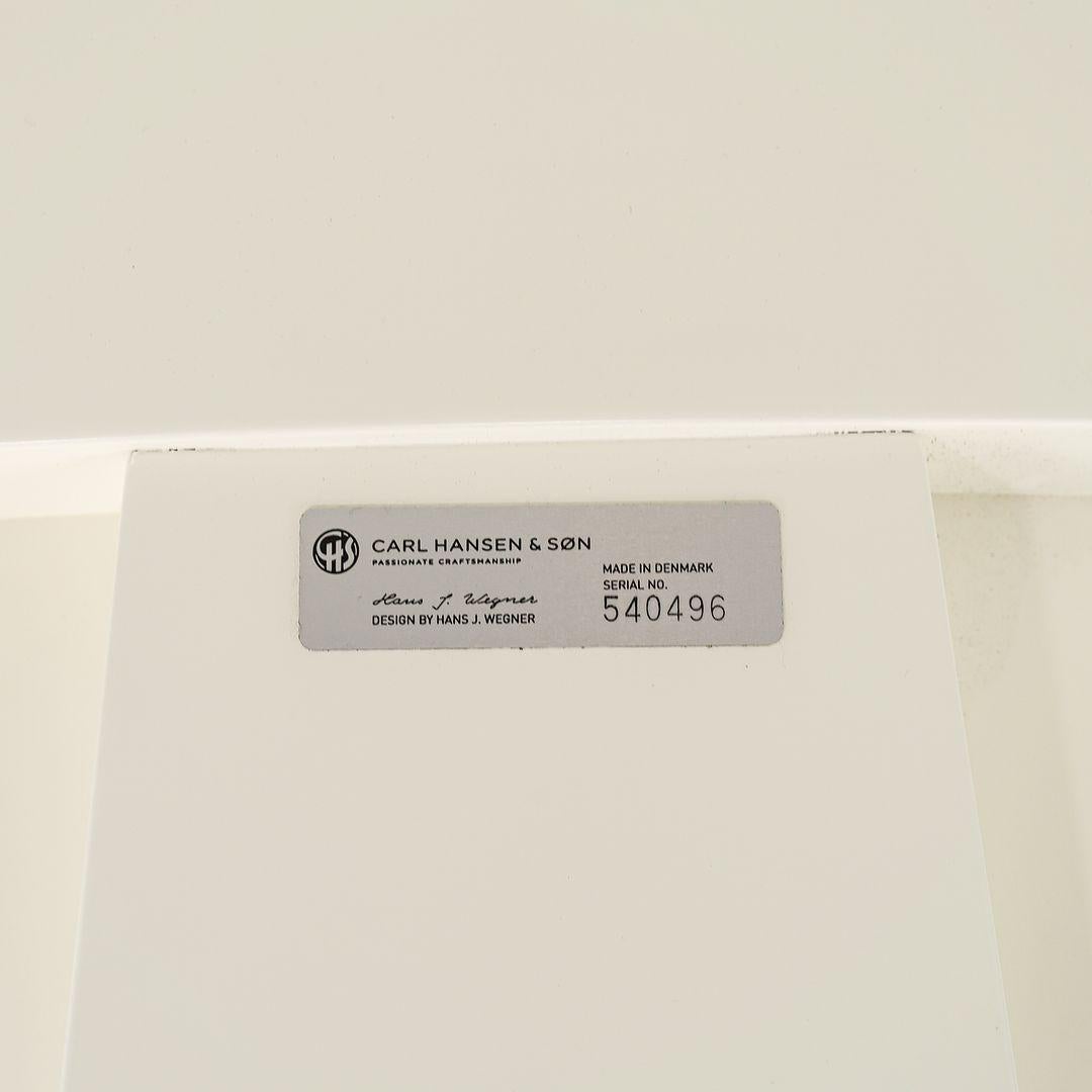 2021 Sedia a conchiglia Carl Hansen CH07 in bianco e rosso di Hans Wegner Made in Denmark in vendita 3