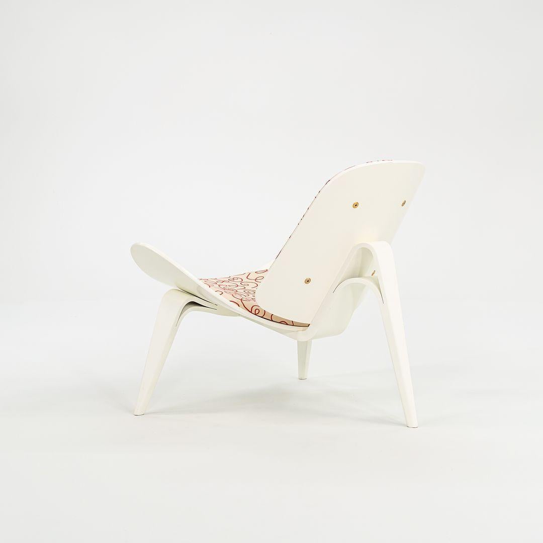 Moderno 2021 Sedia a conchiglia Carl Hansen CH07 in bianco e rosso di Hans Wegner Made in Denmark in vendita