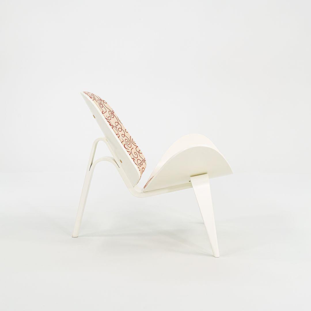 Danese 2021 Sedia a conchiglia Carl Hansen CH07 in bianco e rosso di Hans Wegner Made in Denmark in vendita