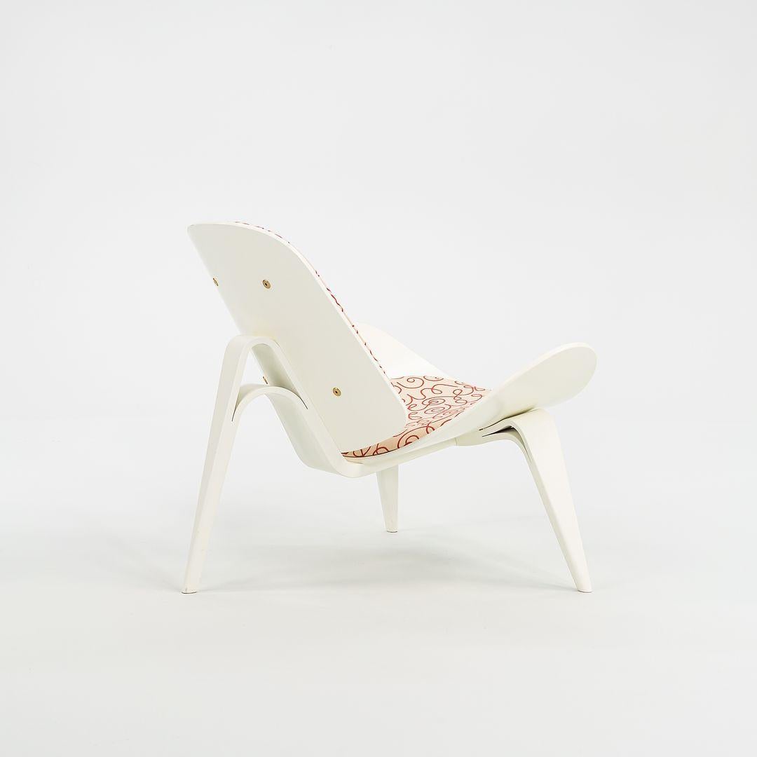 XXI secolo e contemporaneo 2021 Sedia a conchiglia Carl Hansen CH07 in bianco e rosso di Hans Wegner Made in Denmark in vendita