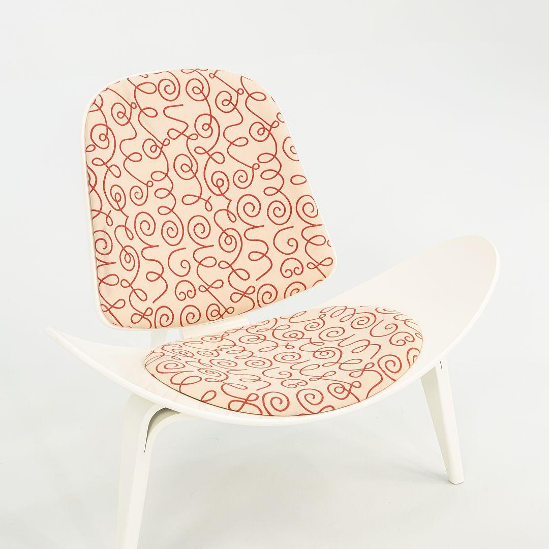 Schiuma 2021 Sedia a conchiglia Carl Hansen CH07 in bianco e rosso di Hans Wegner Made in Denmark in vendita