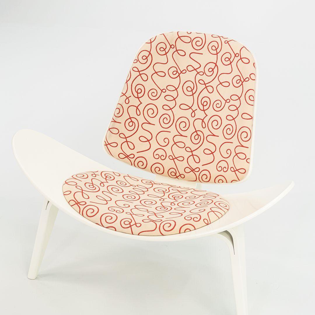 2021 Sedia a conchiglia Carl Hansen CH07 in bianco e rosso di Hans Wegner Made in Denmark in vendita 1