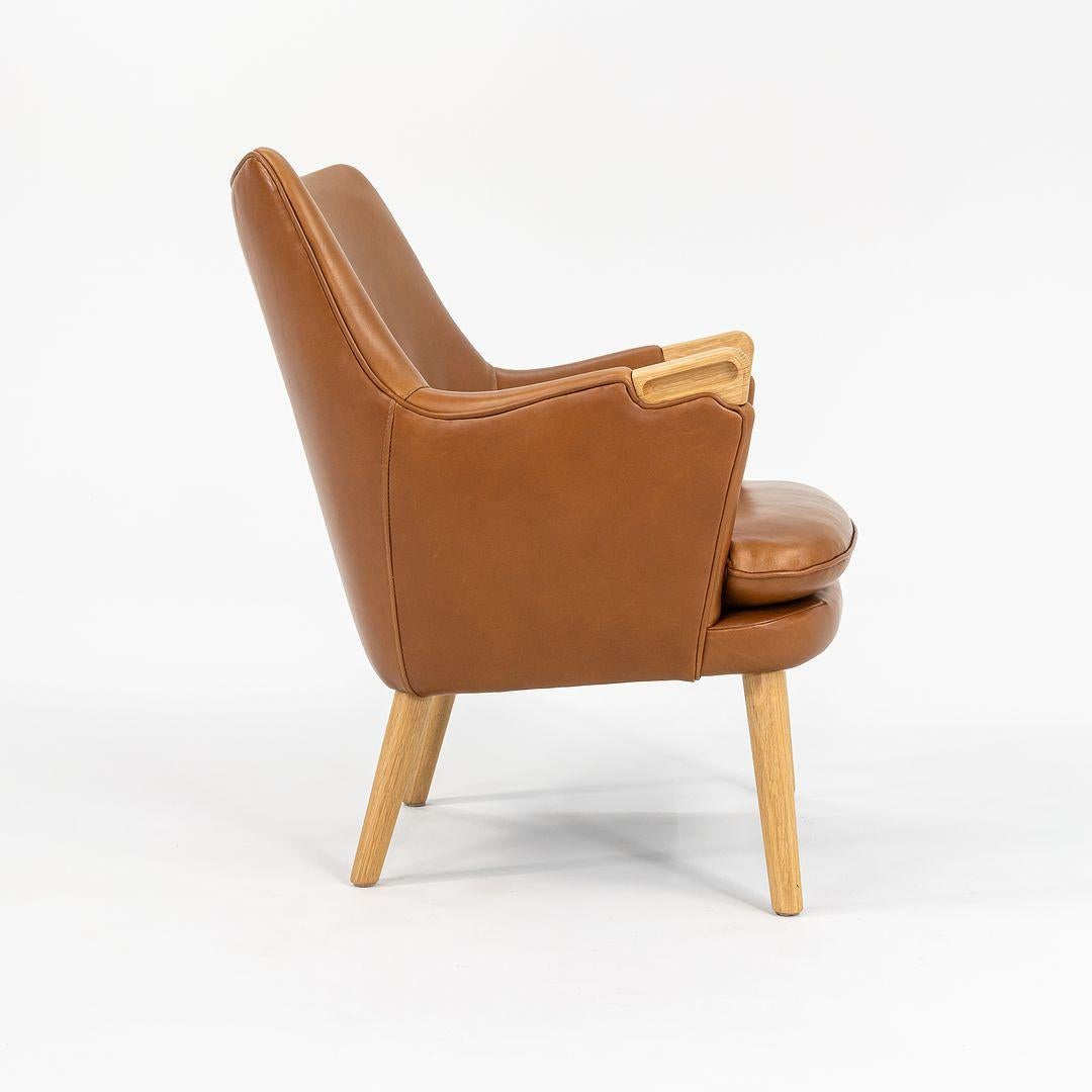 2021 Carl Hansen CH71 von Hans Wegner in cognacfarbenem Leder und Eiche im Zustand „Gut“ im Angebot in Philadelphia, PA