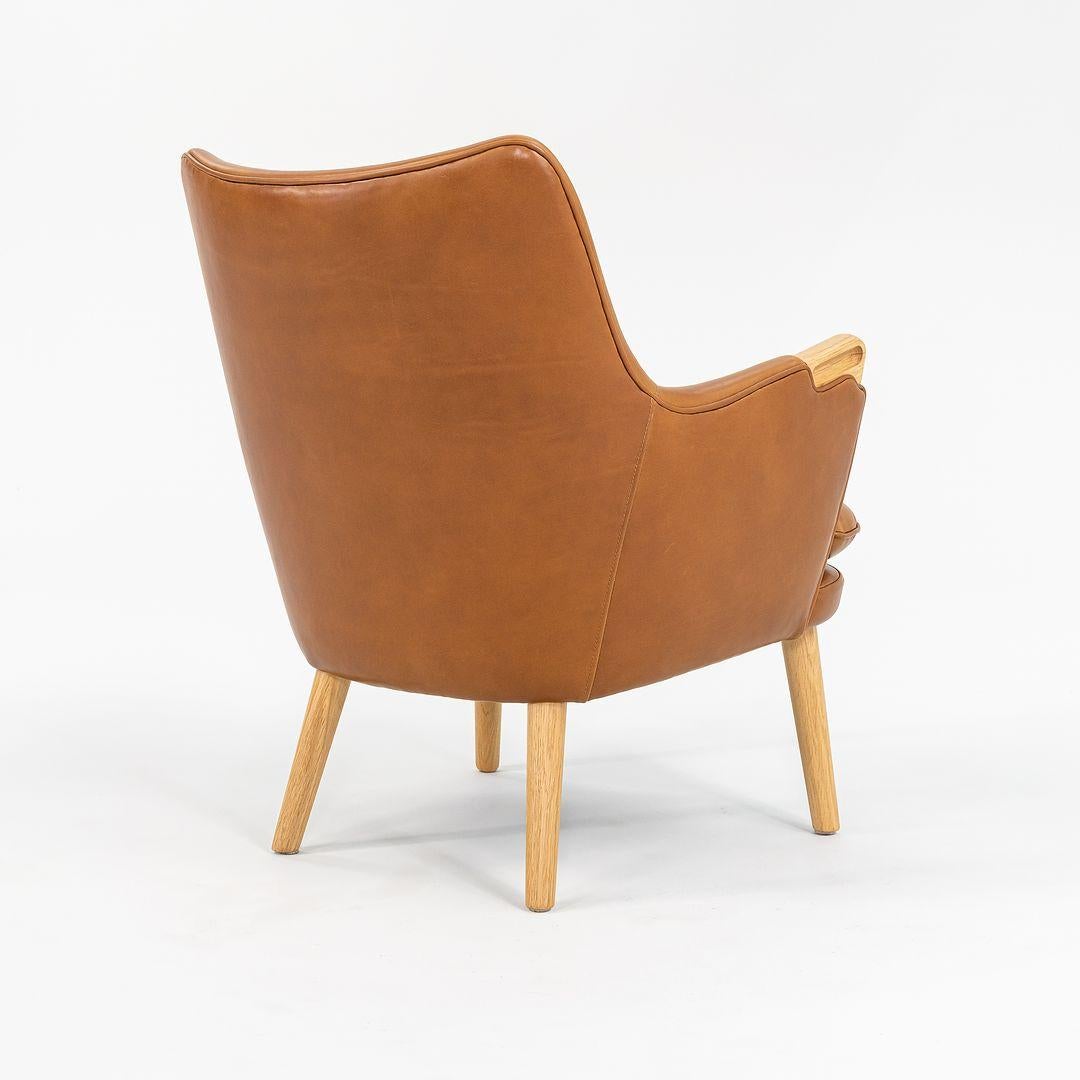 2021 Carl Hansen CH71 von Hans Wegner in cognacfarbenem Leder und Eiche im Angebot 1
