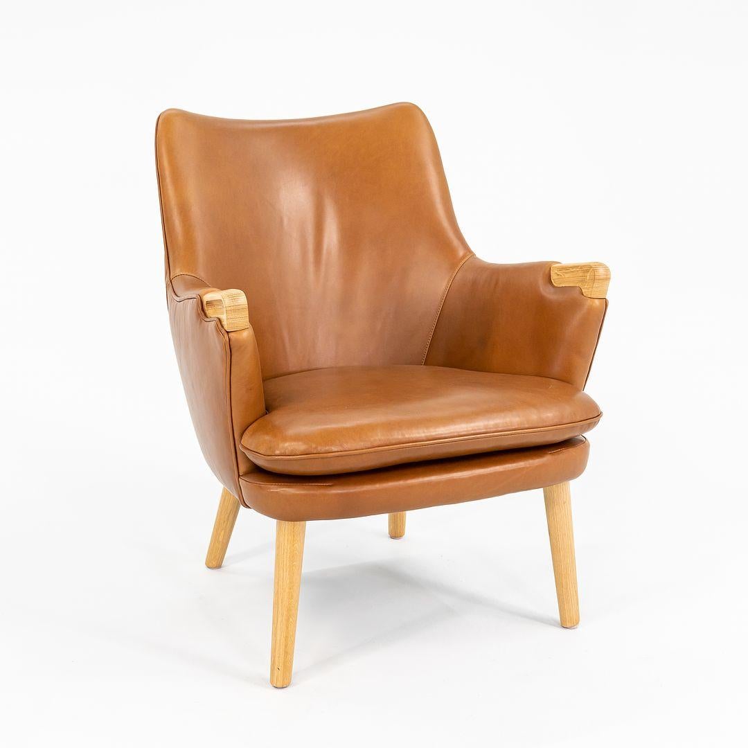 2021 Carl Hansen CH71 von Hans Wegner in cognacfarbenem Leder und Eiche im Angebot 2