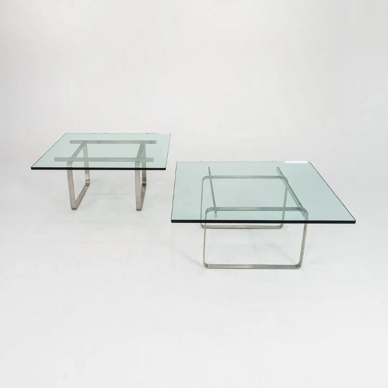 Deux tables basses CH106 sont proposées à la vente, au prix unitaire. Les tables, composées d'une base en acier inoxydable et d'un plateau en verre, ont été conçues par Hans Wegner et produites par Carl Hansen & Son au Danemark. Ils datent d'environ