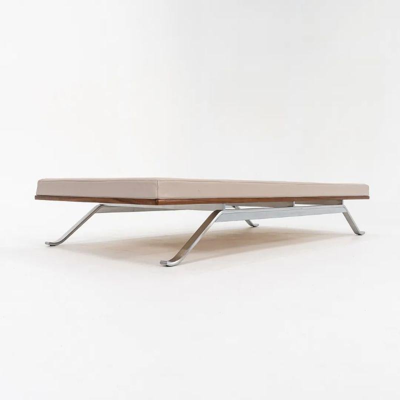Se trata de un Daybed TK8 fabricado con armazón de acero inoxidable y cojín de piel color canela sobre una base de nogal. El sofá-cama, diseñado por Thomas Bo Kastholm y fabricado por Carl Hansen & Son en Dinamarca, data de hacia 2021 y está