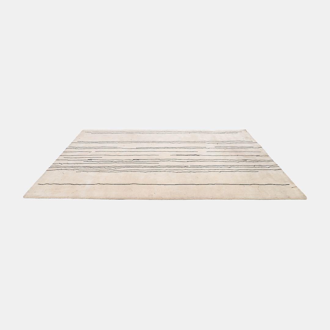 Il s'agit d'un tapis NUP004 Woodlines en fil de laine noué à la main, de couleur blanc ivoire avec des lignes noires. Le tapis a été conçu par Naja Utzom Popov et produit par Carl Hansen au Danemark. Il date d'environ 2020 et est garanti comme