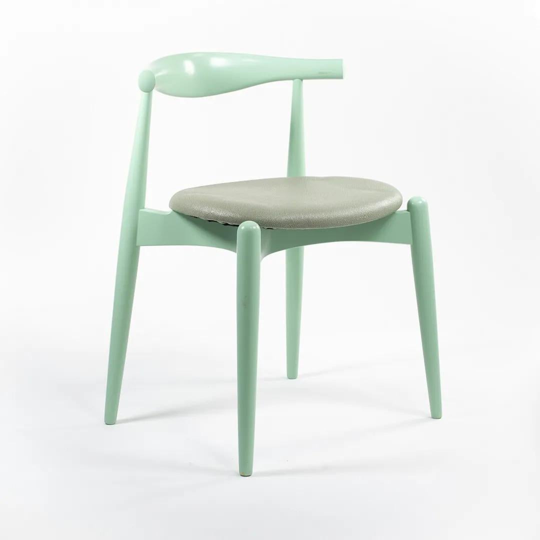 Scandinave moderne 2021 CH20 Chaise de salle à manger coudée par Hans Wegner pour Carl Hansen en vert et cuir en vente