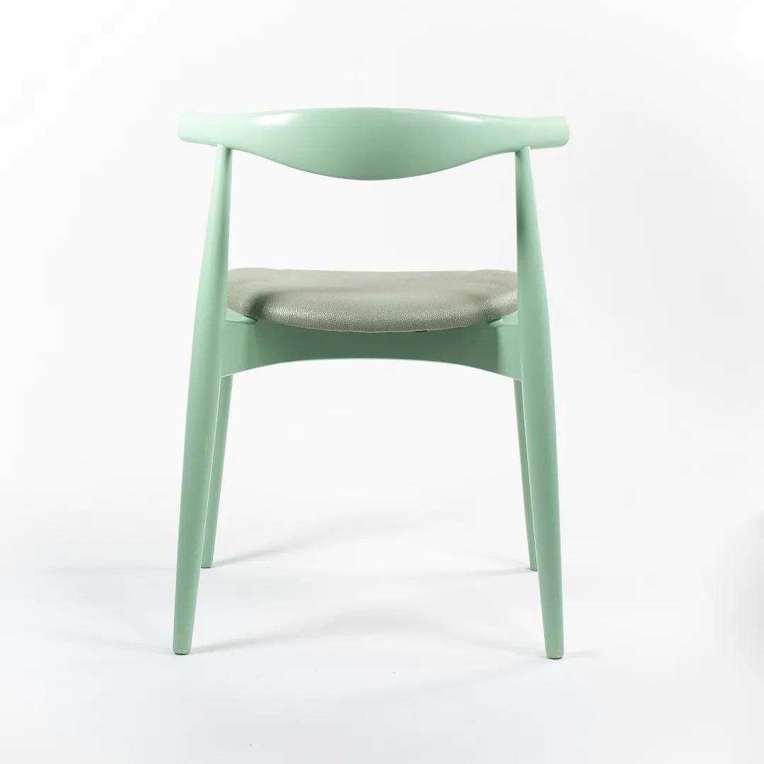 Danois 2021 CH20 Chaise de salle à manger coudée par Hans Wegner pour Carl Hansen en vert et cuir en vente