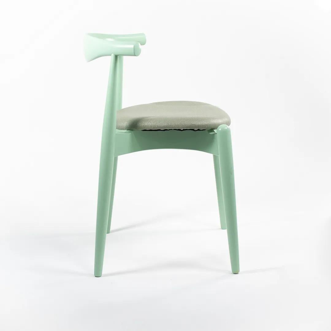XXIe siècle et contemporain 2021 CH20 Chaise de salle à manger coudée par Hans Wegner pour Carl Hansen en vert et cuir en vente