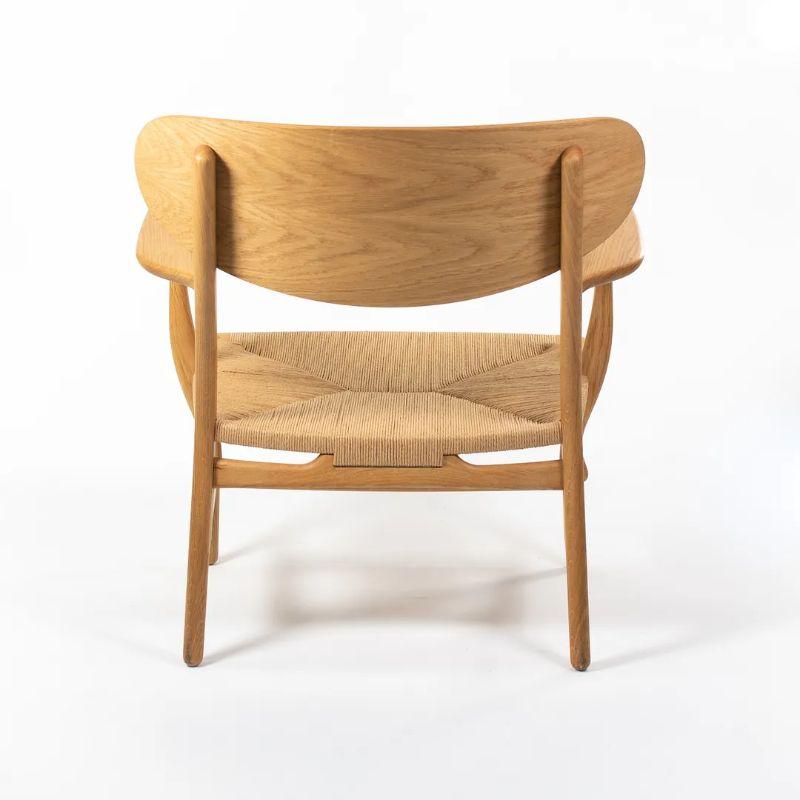 2021 CH22 Lounge Chair by Hans Wegner for Carl Hansen in Oak Natural w/ Cord In Good Condition In Philadelphia, PA