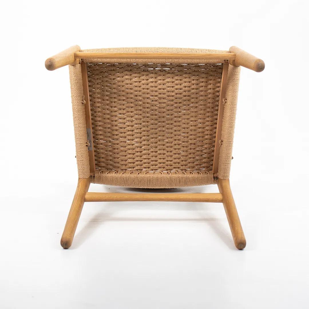 Il s'agit d'une chaise de salle à manger CH23 conçue par Hans Wegner et produite par Carl Hansen & Son au Danemark. La chaise est composée d'un cadre en chêne massif huilé, d'un dossier en noyer huilé et d'une assise en corde de papier naturel. La