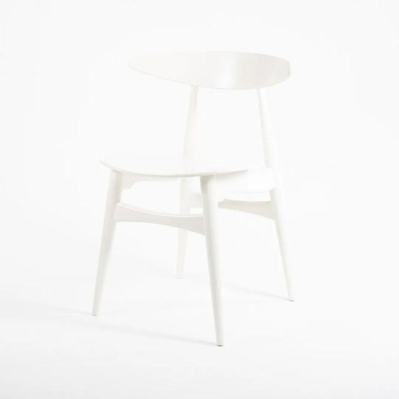 Dies sind drei (separat verkaufte) CH33T Stühle, entworfen von Hans Wegner und hergestellt von Carl Hansen & Son in Dänemark. Die Stühle bestehen aus einem massiven, weiß lackierten Buchenholzrahmen. Diese Stühle stammen aus der Zeit um 2021 und