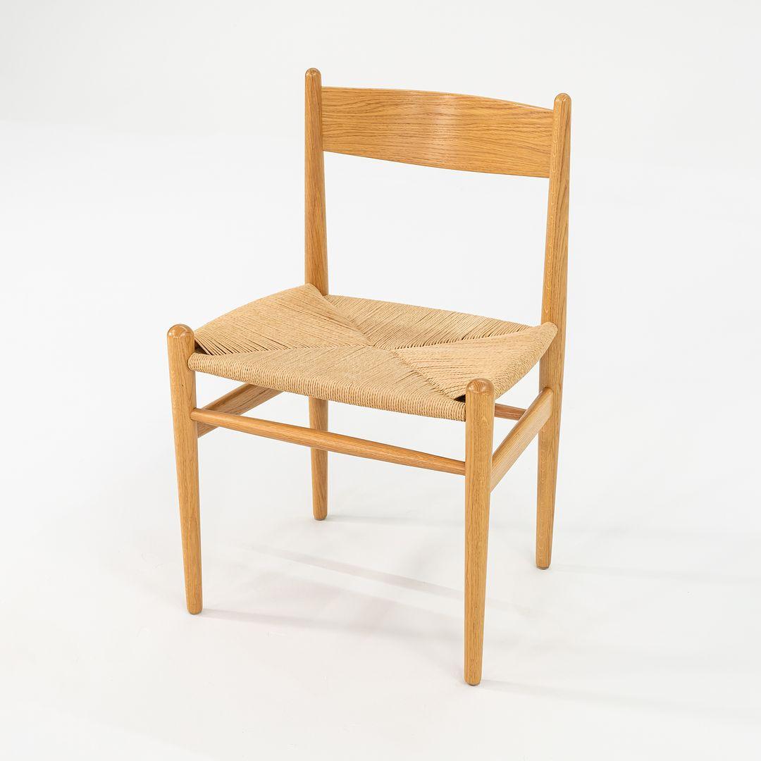 Il s'agit d'une chaise de salle à manger CH36 avec une structure en chêne massif huilé et une assise en corde de papier naturel. La chaise, conçue par Hans Wegner et produite par Carl Hansen & Son au Danemark, a été produite vers 2021 et est