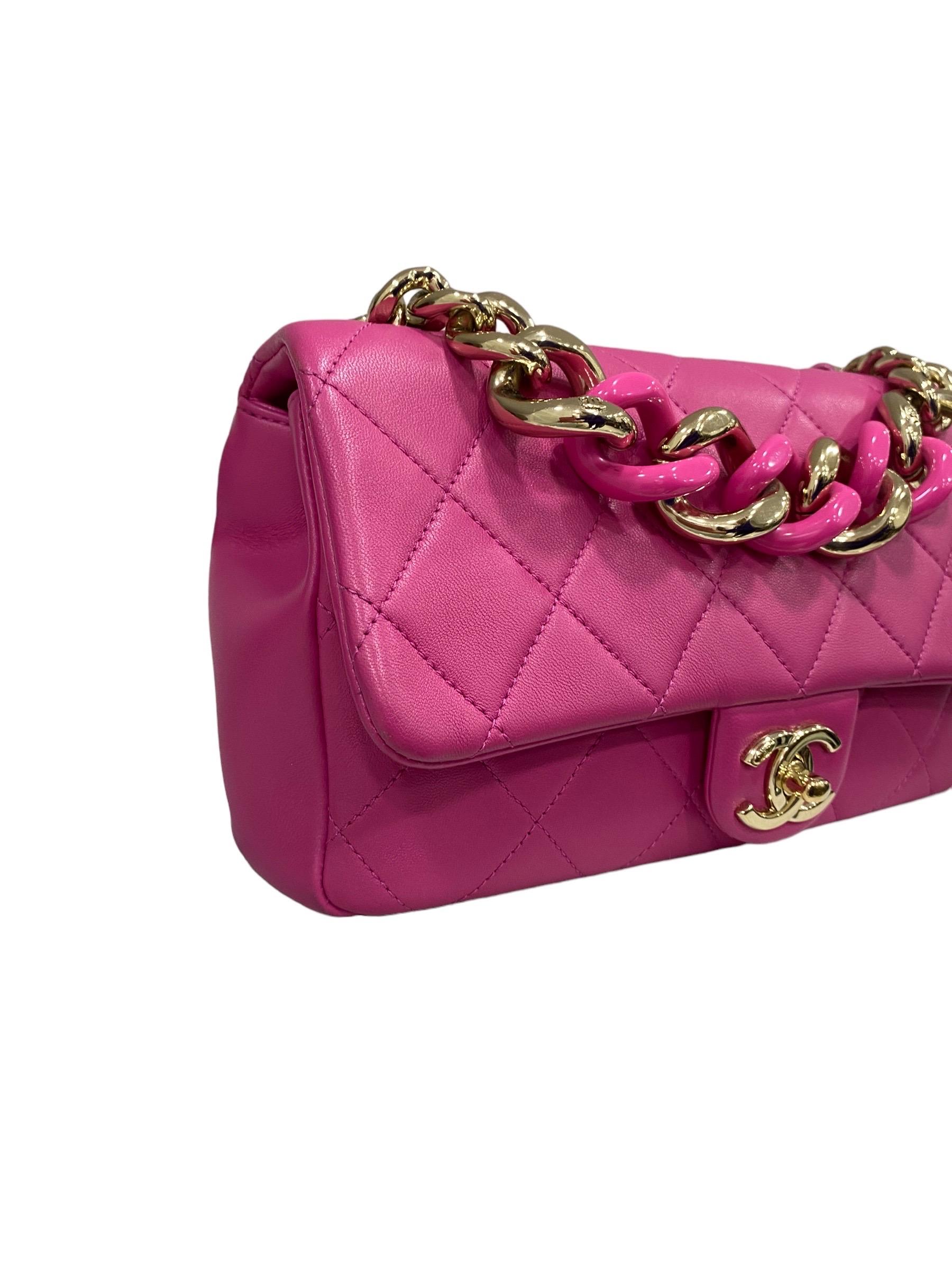 Signierte Tasche von Chanel, Linie 19, aus rosa Glattleder mit goldenen Beschlägen. Die Tasche ist mit einer Klappe mit ineinandergreifendem CC-Logo-Verschluss ausgestattet, innen mit grauem Stoff gefüttert, recht geräumig. Ausgestattet mit einem