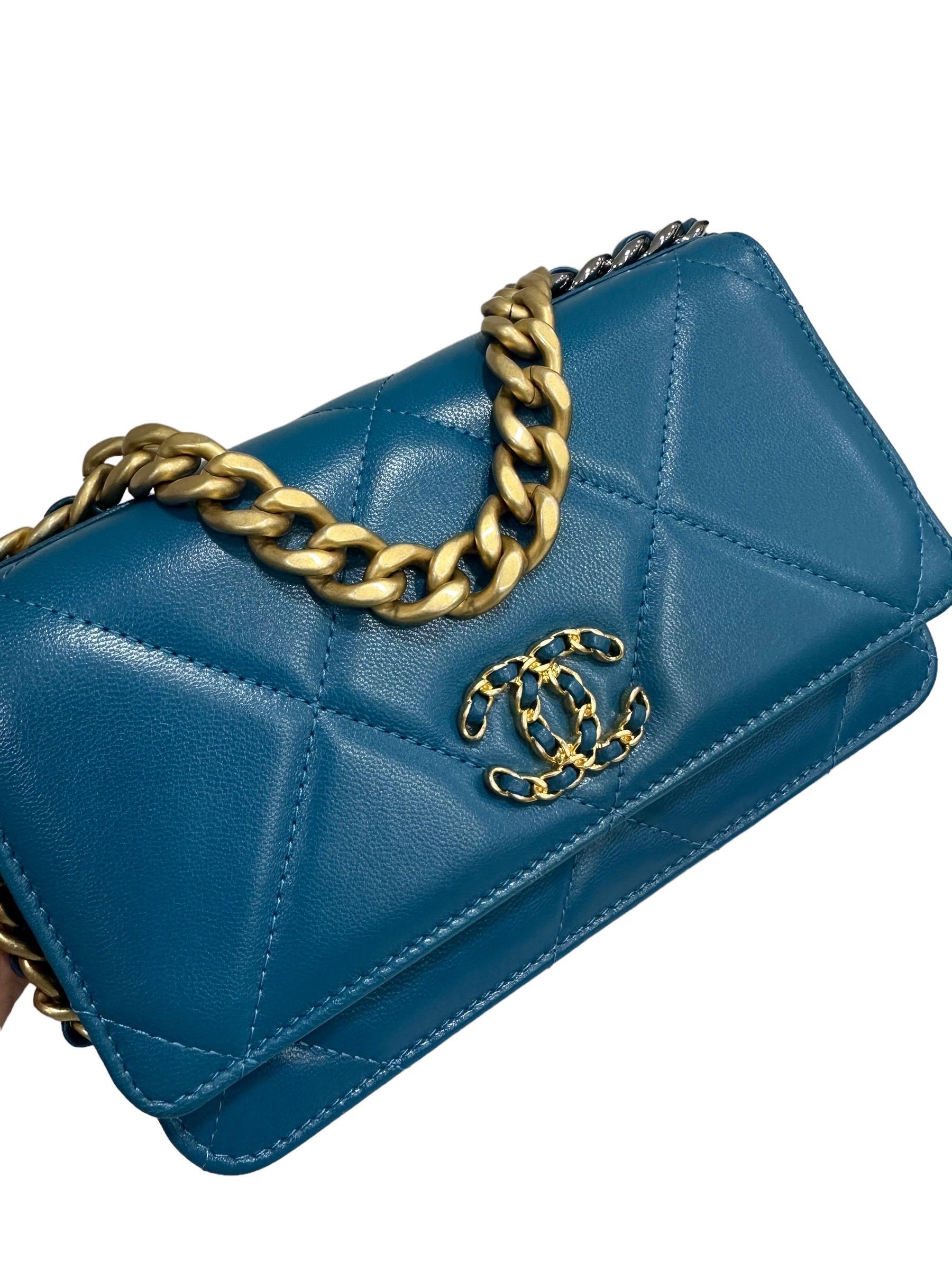 

Chanel signed bag, line 19, made of quilted blue lambskin with bicolor gold and silver hardware. Equipped with a front flap with magnetic button closure, internally lined in smooth blue leather, with card holder pockets and pocket with zip