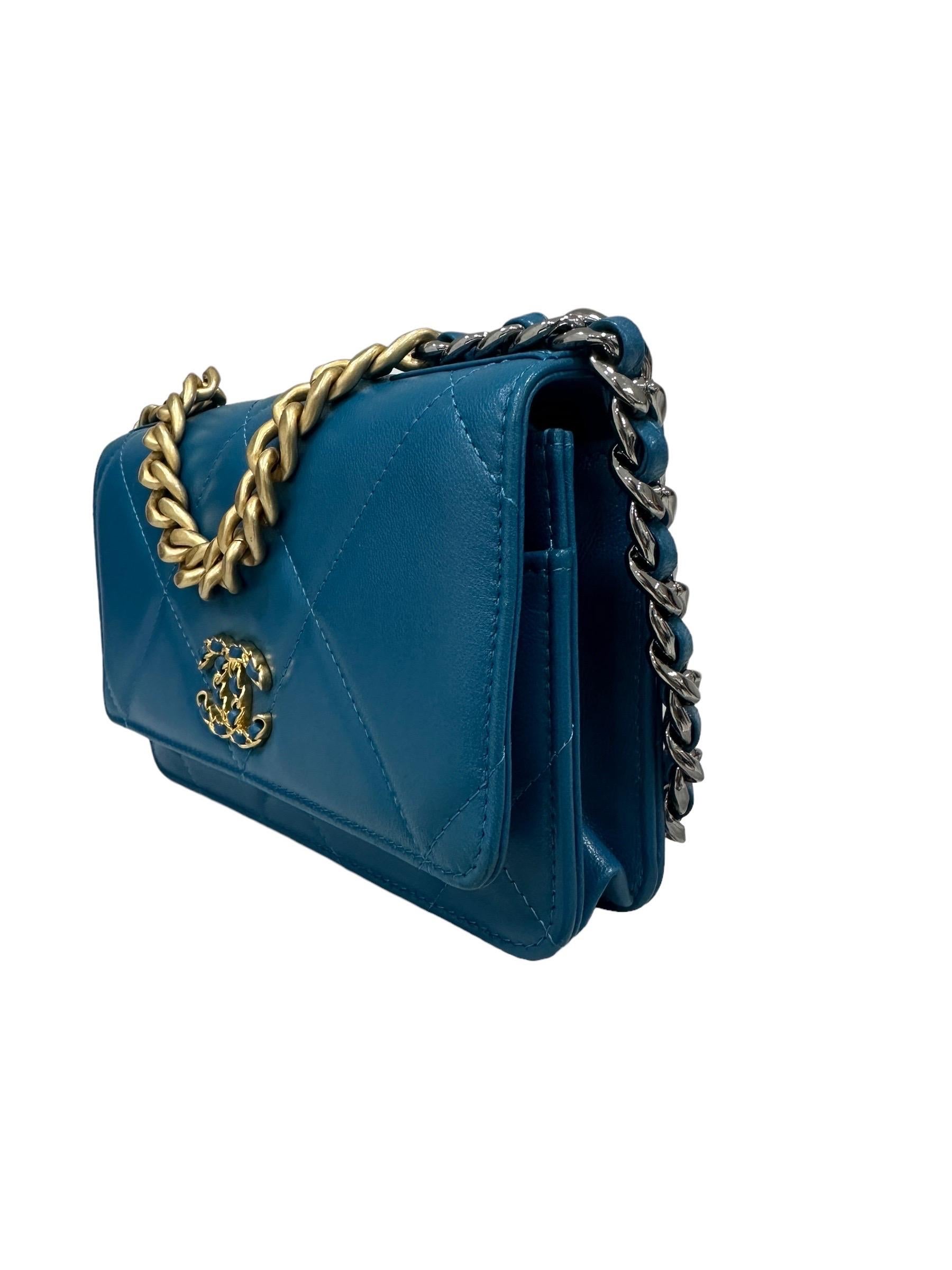 2021 Chanel 19 Wallet On Chain Blue Leather In Excellent Condition In Torre Del Greco, IT