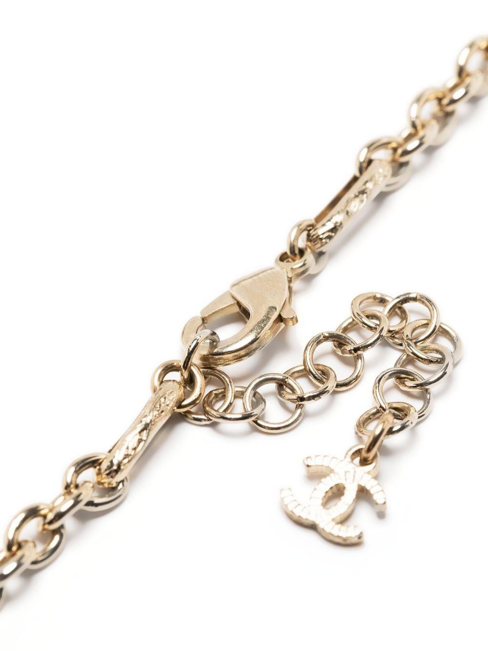 2021 Chanel Schwarze lange Halskette mit Perlenverzierung im Zustand „Gut“ im Angebot in Paris, FR