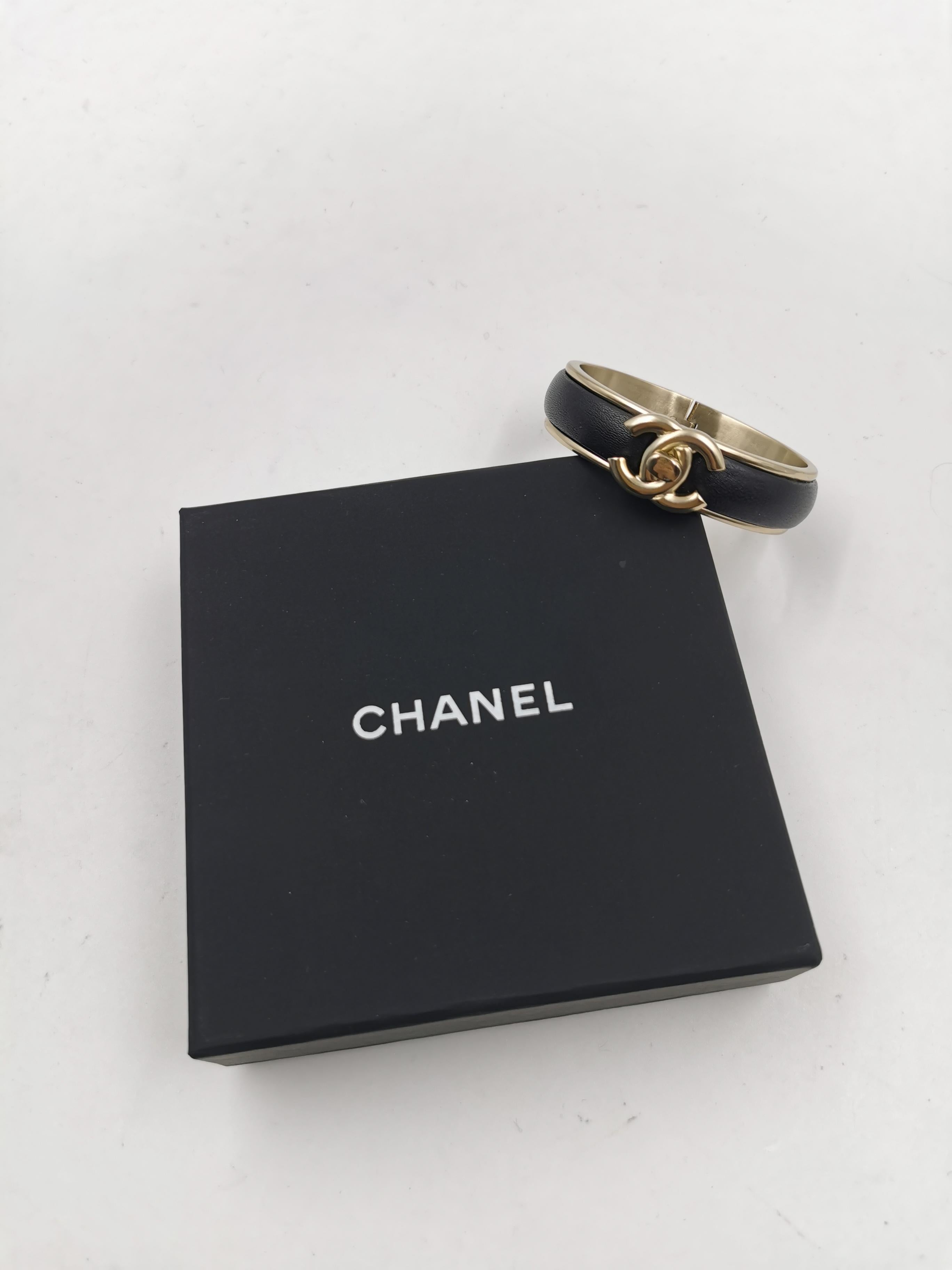 2021 CHANEL Black Leather CC Interlocking Matt Silver Bracelet Bangle In Excellent Condition In PUTNEY, NSW