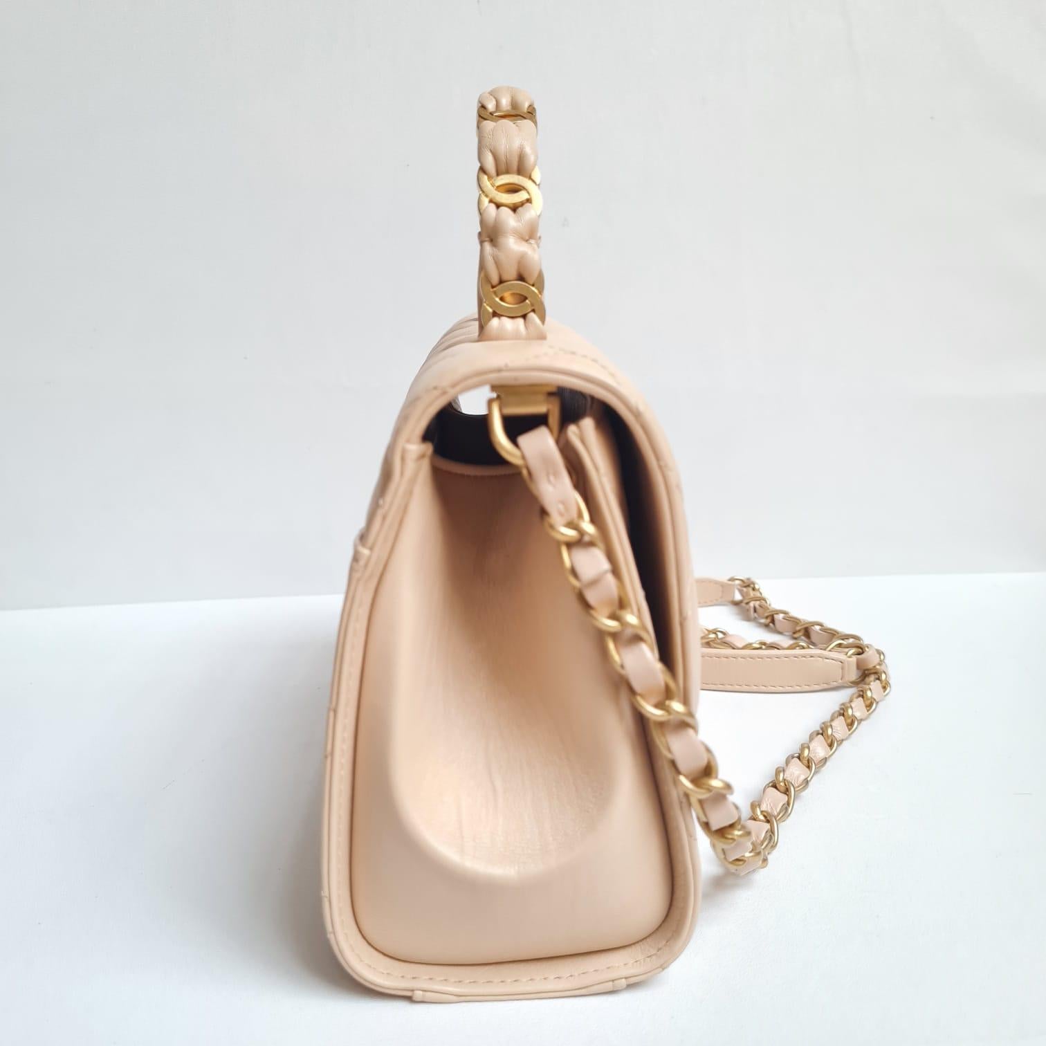 Beautiful top handle bag with crinkled leather from 21S collection. Nice CC detail logo on the top handle. Comes with perfect strap for shoulder/crossbody style. Comes with card and dust bag. Item is series #31.