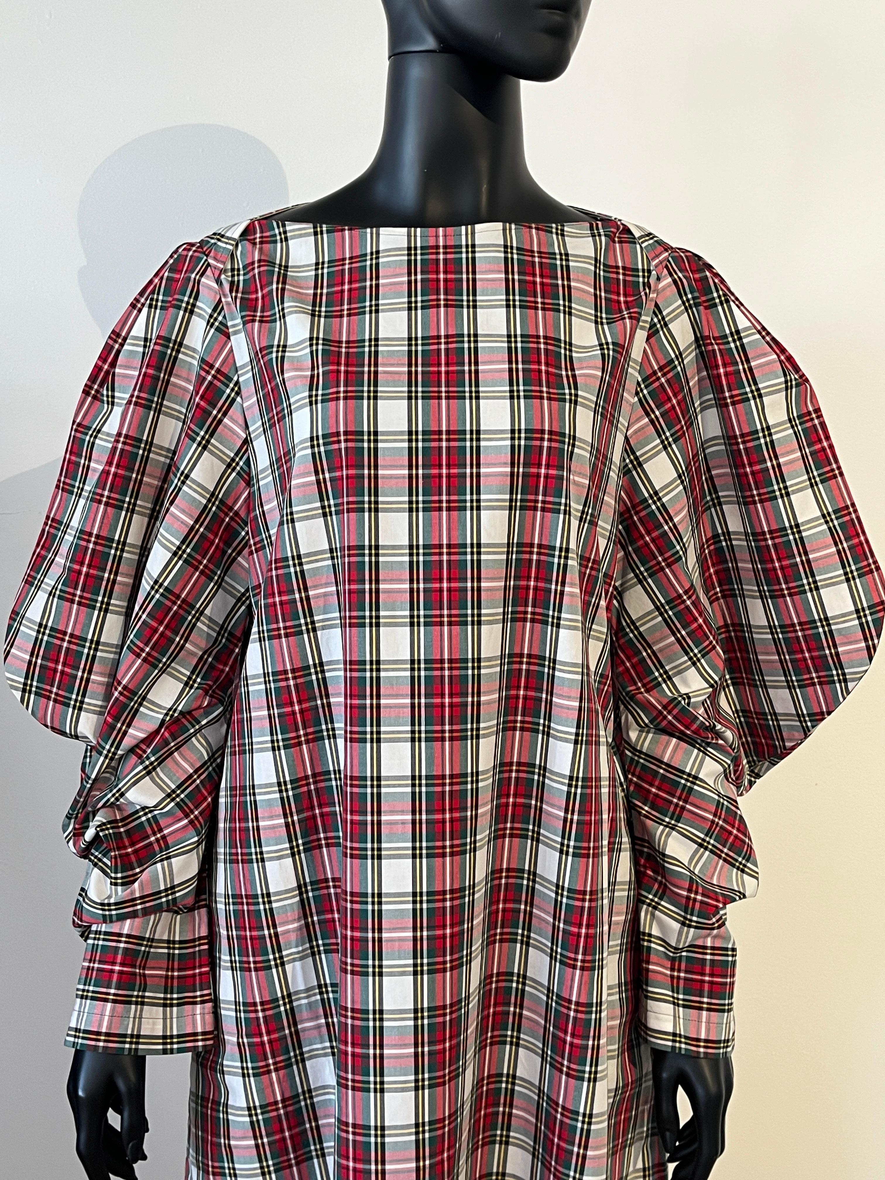 Dieses 2021 Comme Des Garçon Tricot-Kleid im Trapez-Stil mit dramatischem Schafskopfärmel.

eine Linienform mit Einstecktaschen

Schmeichelhafter Stil, lustig geformter Ärmel

Hergestellt in Japan 

Größe Small Ein Sammlerstück mit hohem