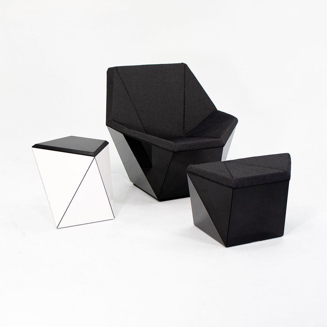 Ti presentiamo questa rara e insolita poltrona e pouf Washington Prism, disegnata da David Adjaye e prodotta da Knoll. Innanzitutto, va notato che il set non presenta alcun segno di usura sostanziale, anche se, essendo altamente riflettente, si