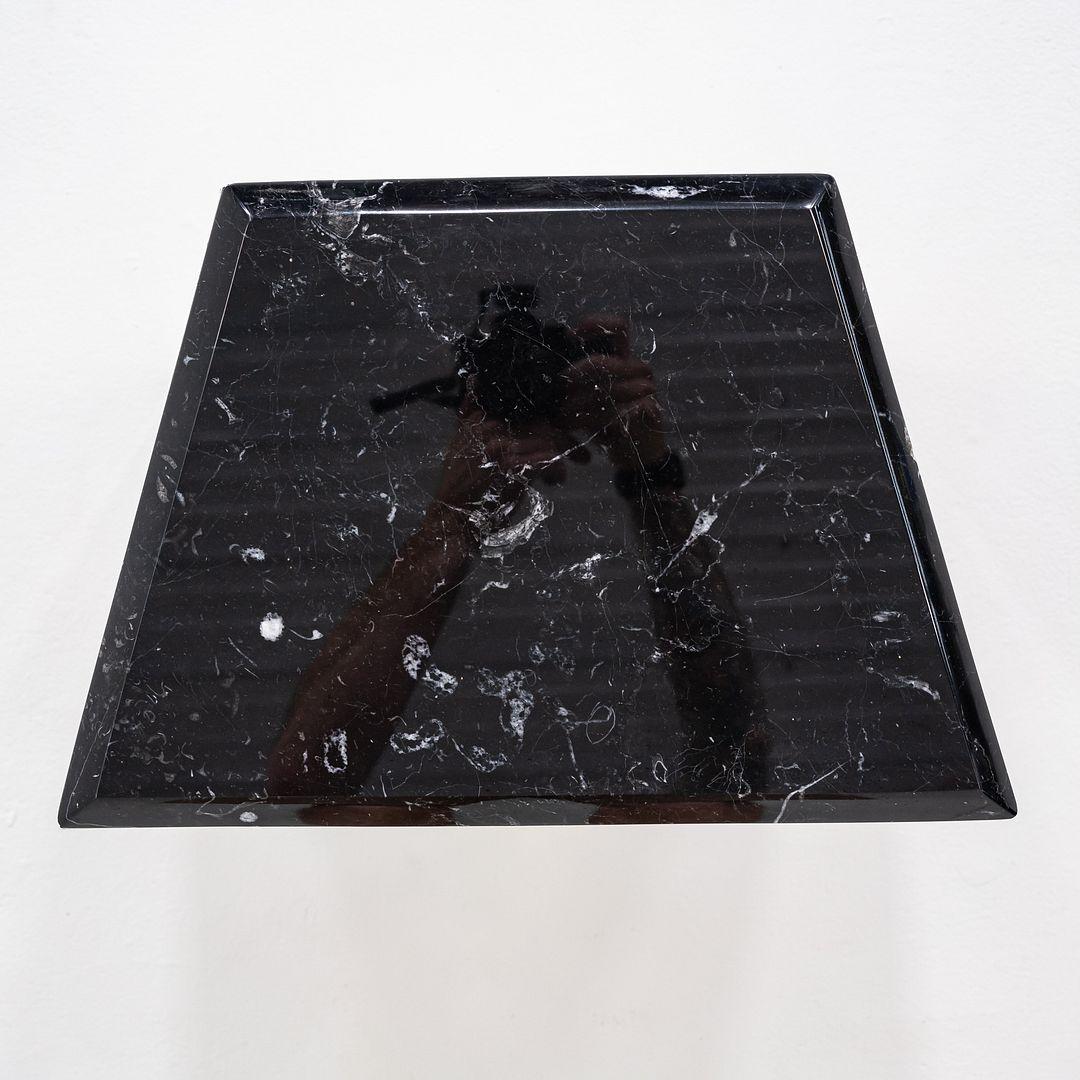 Il s'agit d'une table d'appoint Washington Prism conçue par Sir David Adjaye et produite par Knoll. Cet exemple particulier a été spécifié avec une coque blanche brillante et un plateau en marbre noir poli. Il a été produit en 2021 et a été acquis